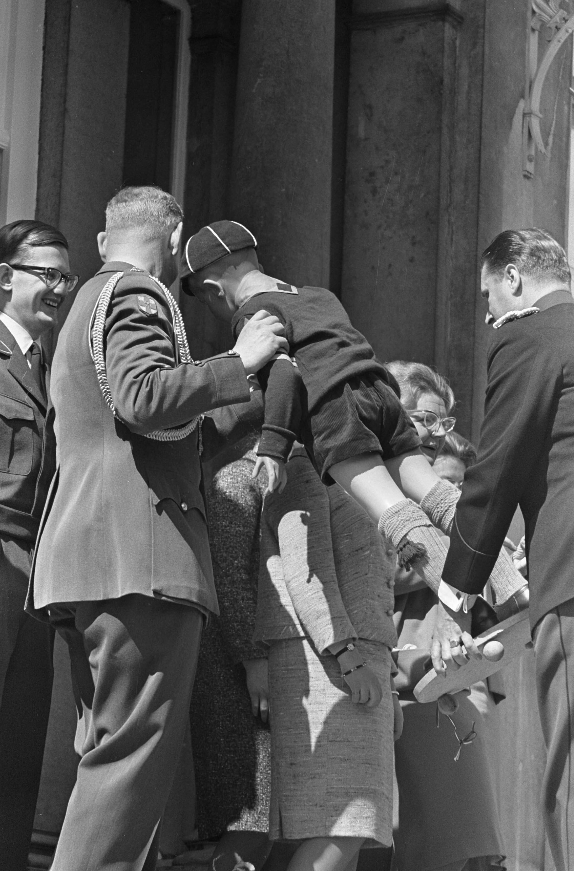 Koninginnedag 1966 — Koningin Juliana wordt gefeliciteerd door padvinders; links Pieter van Vollenhoven — Foto: Fotograaf Onbekend / Anefo. Licentie: Set B: Rechtenvrij / Publiek Domein. Bron: Nationaal Archief. http://hdl.handle.net/10648/aae808fc-d0b4-102d-bcf8-003048976d84
