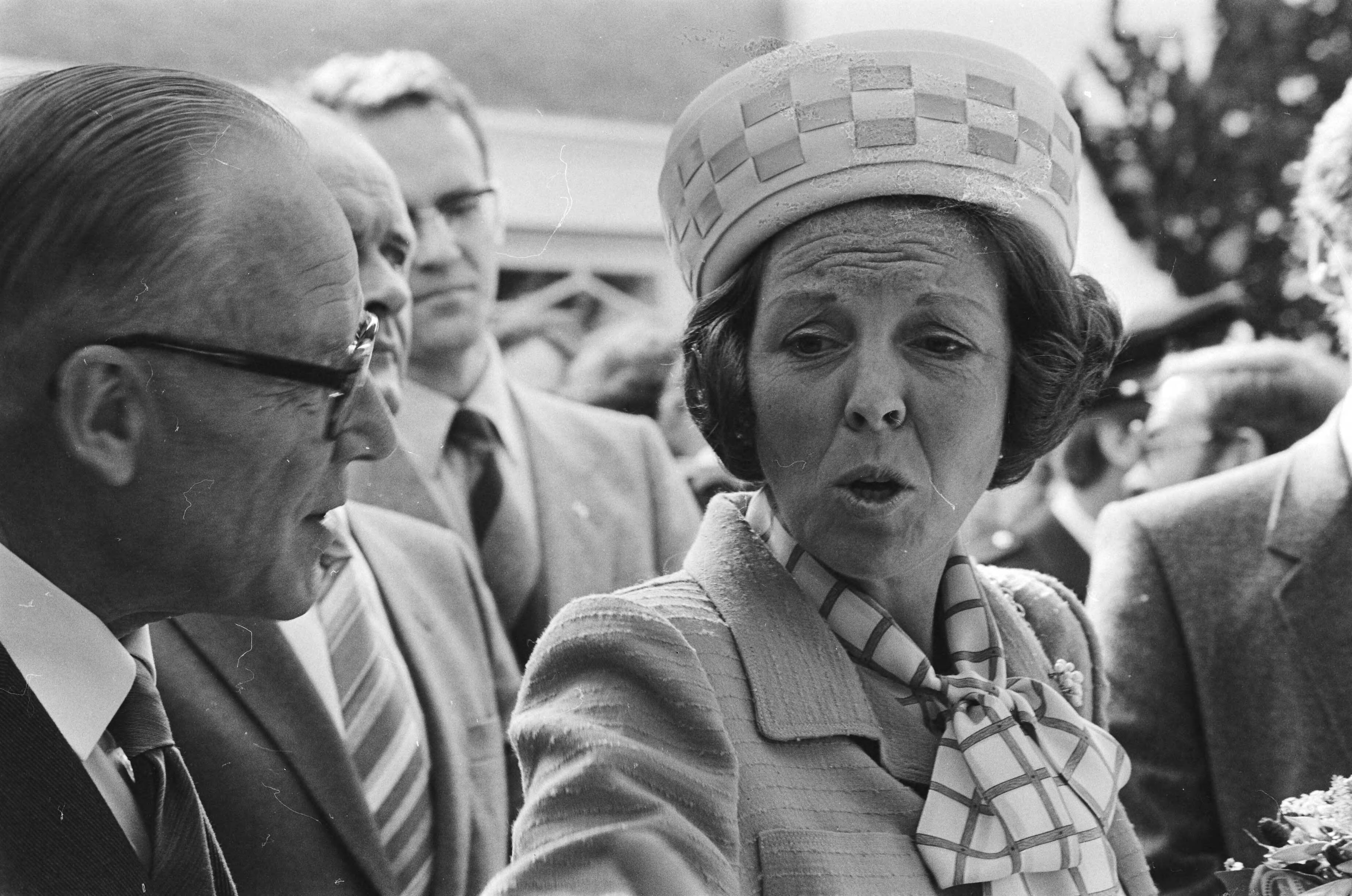 H.M. de Koningin en Prins Claus woonden viering 75-jarig bestaan van Ver. tot Behoud van Natuurmonumenten in Naarden bij — Beatrix in gesprek — Foto: Dijk, Hans van / Anefo. Licentie: Set B: Rechtenvrij / Publiek Domein. Bron: Nationaal Archief. http://hdl.handle.net/10648/ace85b66-d0b4-102d-bcf8-003048976d84
