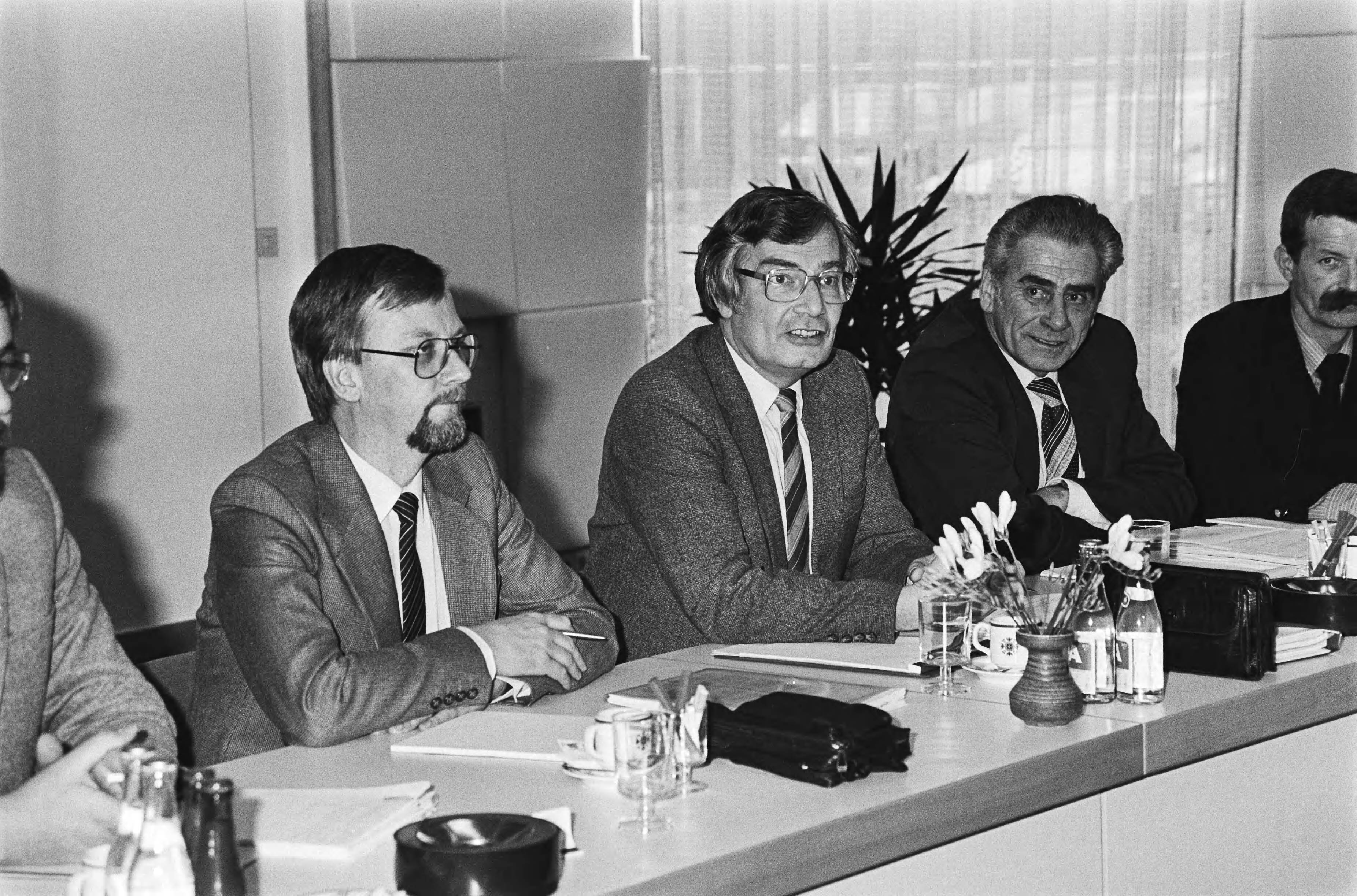 Fotocollectie Anefo — Overleg in FME-gebouw in Zoetermeer over CAO met ind. bonden T. Hagen (ind. FNV), D. Rijkse (ind. FNV) en L. Laurier (Unie BLHP) tijdens overleg / — Foto: Dijk, Hans van / Anefo. Licentie: Set B: Rechtenvrij / Publiek Domein. Bron: Nationaal Archief. http://hdl.handle.net/10648/ad11a5ca-d0b4-102d-bcf8-003048976d84