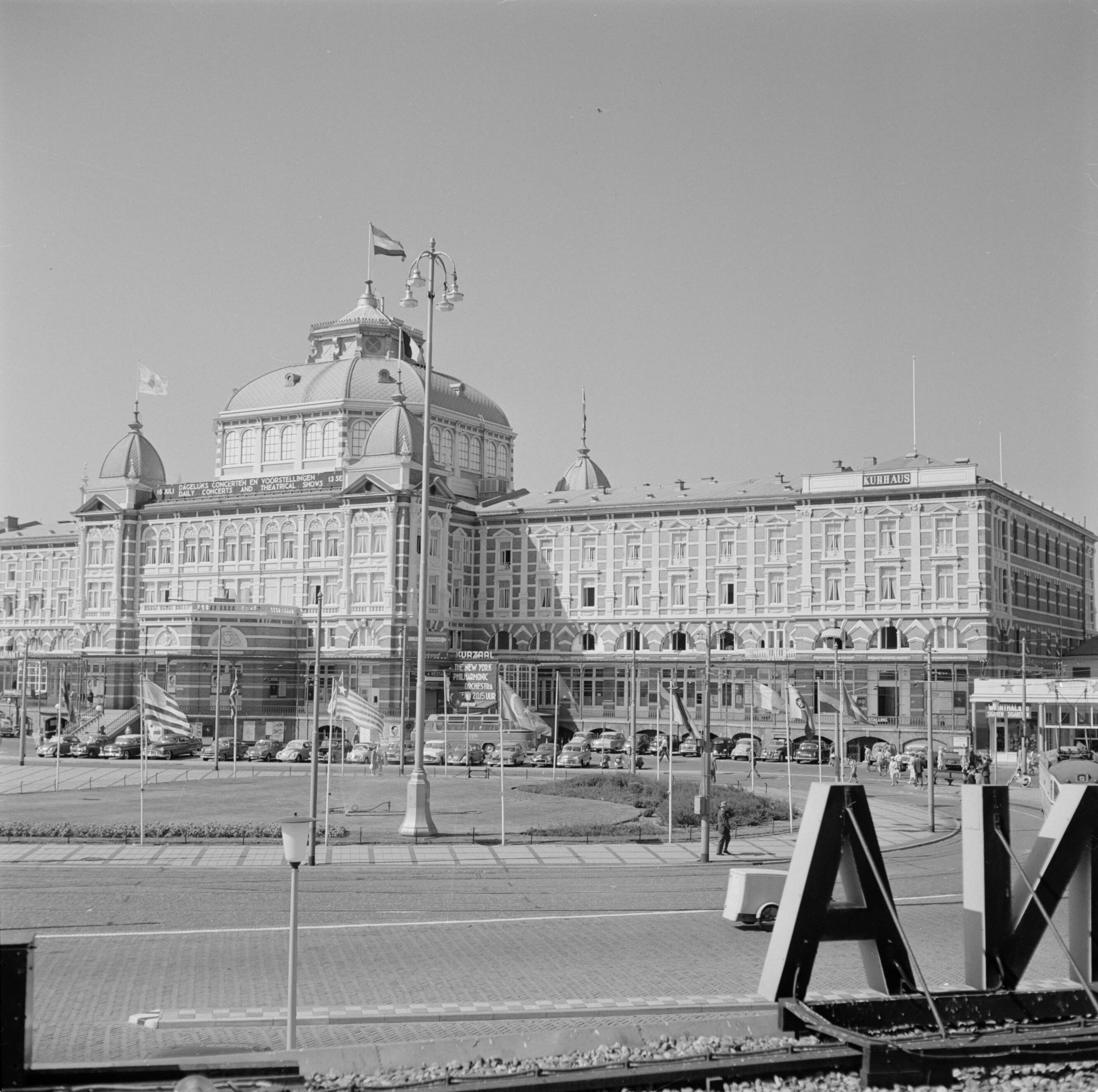 Scheveningen. — Gezicht op het Kurhaus in Scheveningen vanaf het Gevers Deynootplein — Foto: Poll, Willem van de. Licentie: Set B: Rechtenvrij / Publiek Domein. Bron: Nationaal Archief. http://hdl.handle.net/10648/aecee5bc-d0b4-102d-bcf8-003048976d84