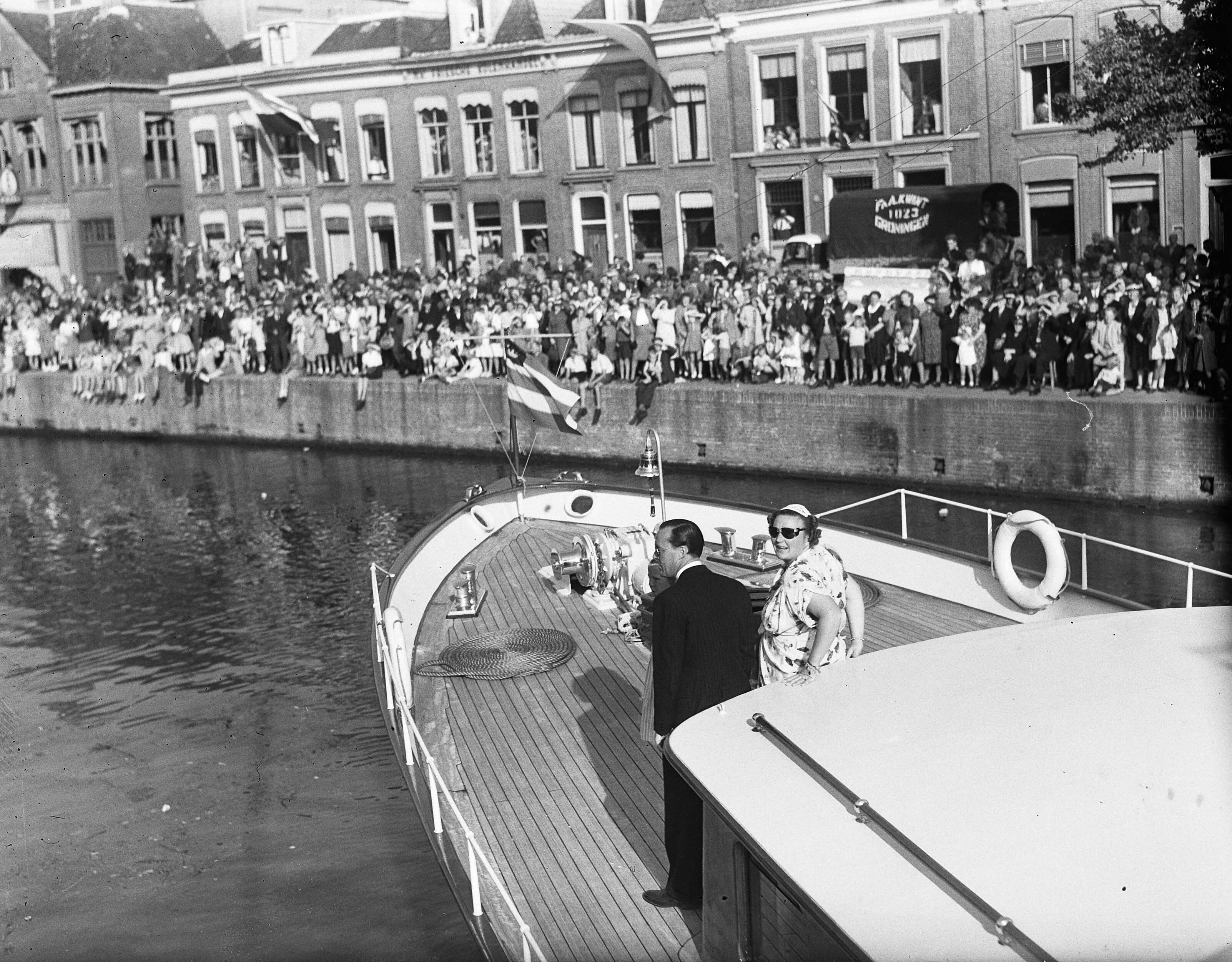 Fotocollectie Anefo — Prinselijk paar in Leeuwarden — Foto: Noske, J.D. / Anefo. Licentie: Set B: Rechtenvrij / Publiek Domein. Bron: Nationaal Archief. http://hdl.handle.net/10648/ad74e8ce-d0b4-102d-bcf8-003048976d84