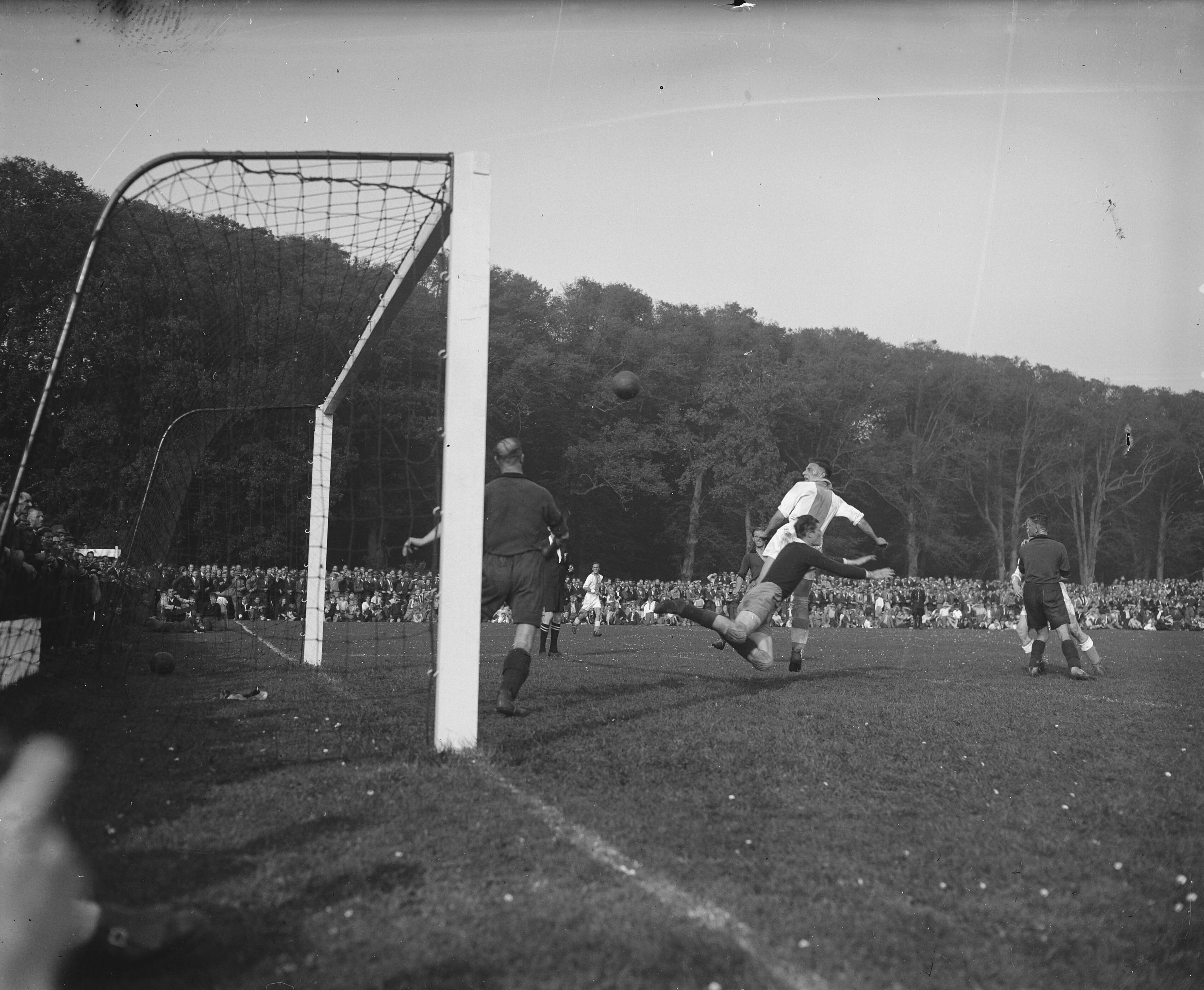 Fotocollectie Anefo — Voetbal. Haarlem- De Volewijckers 3-6. Spelsituatie voor het doel van Haarlem — Foto: Fotograaf Onbekend / Anefo. Licentie: Set B: Rechtenvrij / Publiek Domein. Bron: Nationaal Archief. http://hdl.handle.net/10648/a8a25eee-d0b4-102d-bcf8-003048976d84