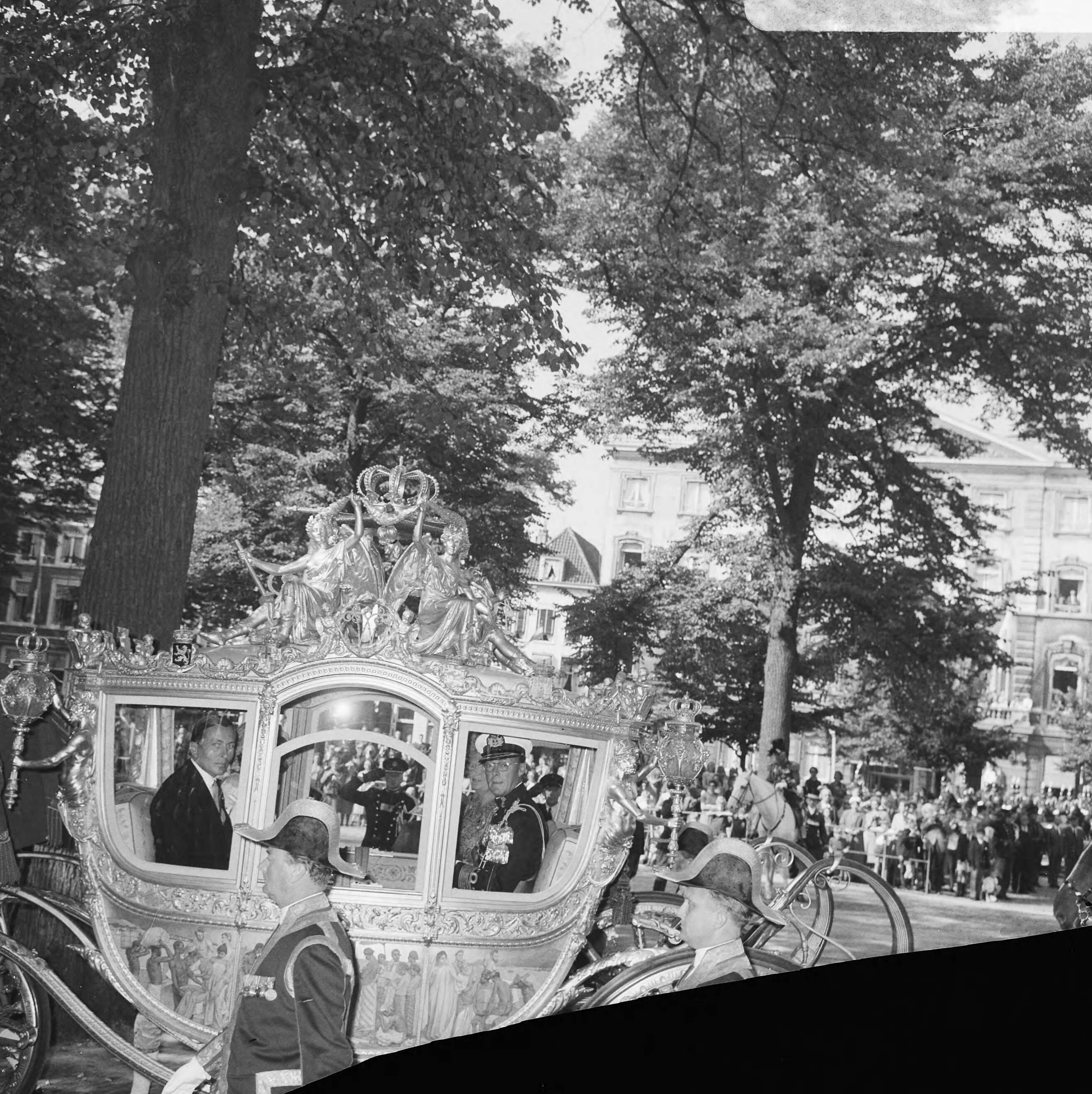 Prinsjesdag 1966 in Den Haag — De Gouden Koets op weg naar de Ridderzaal — Foto: Kroon, Ron / Anefo. Licentie: Set B: Rechtenvrij / Publiek Domein. Bron: Nationaal Archief. http://hdl.handle.net/10648/aafd1d00-d0b4-102d-bcf8-003048976d84