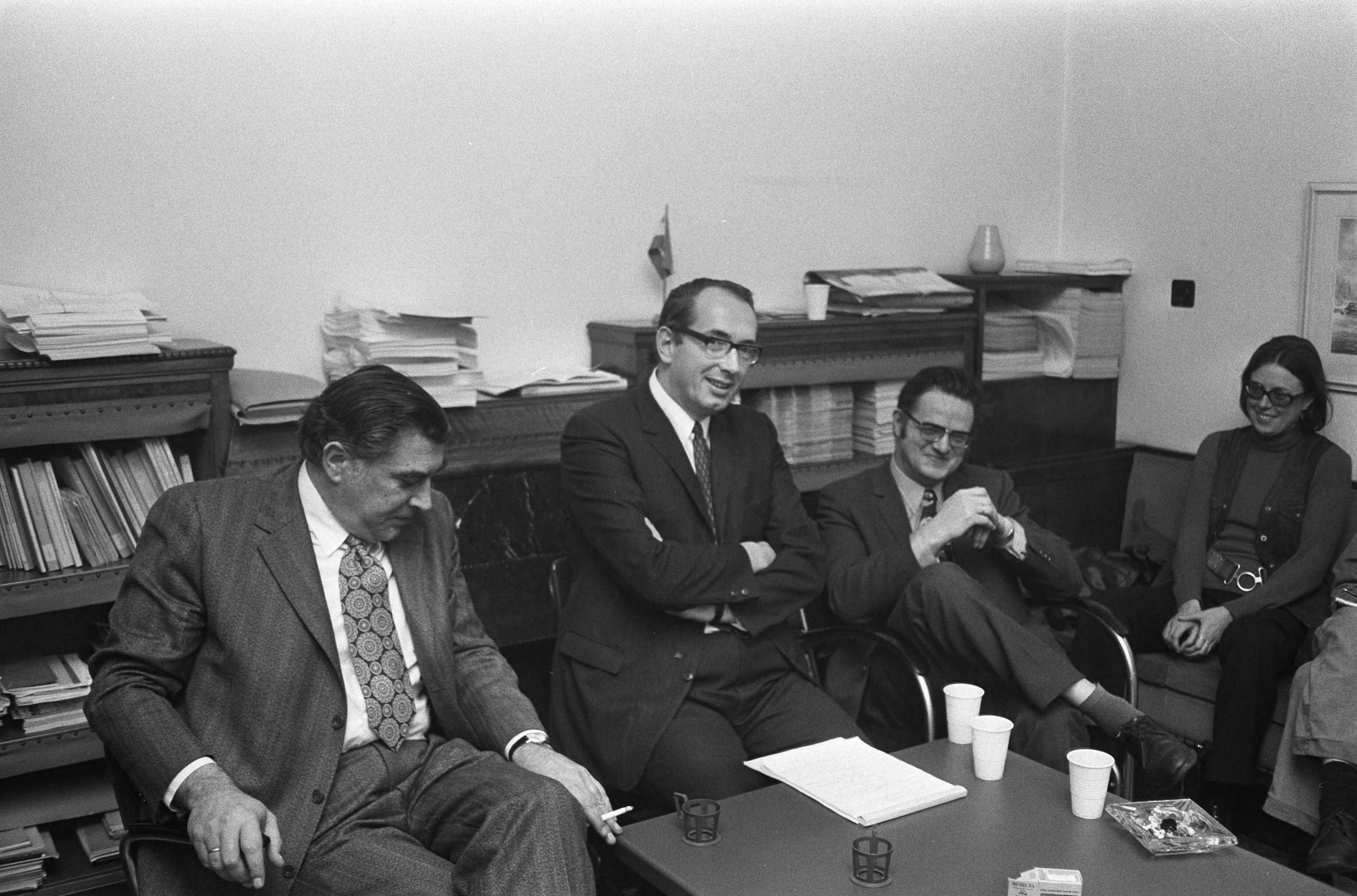 Fotocollectie Anefo — Raad van overleg van werkgevers en werknemers metaalindustrie bijeen over CAO in FME-gebouw, Den Haag — Foto: Peters, Hans / Anefo. Licentie: Set B: Rechtenvrij / Publiek Domein. Bron: Nationaal Archief. http://hdl.handle.net/10648/abddb694-d0b4-102d-bcf8-003048976d84