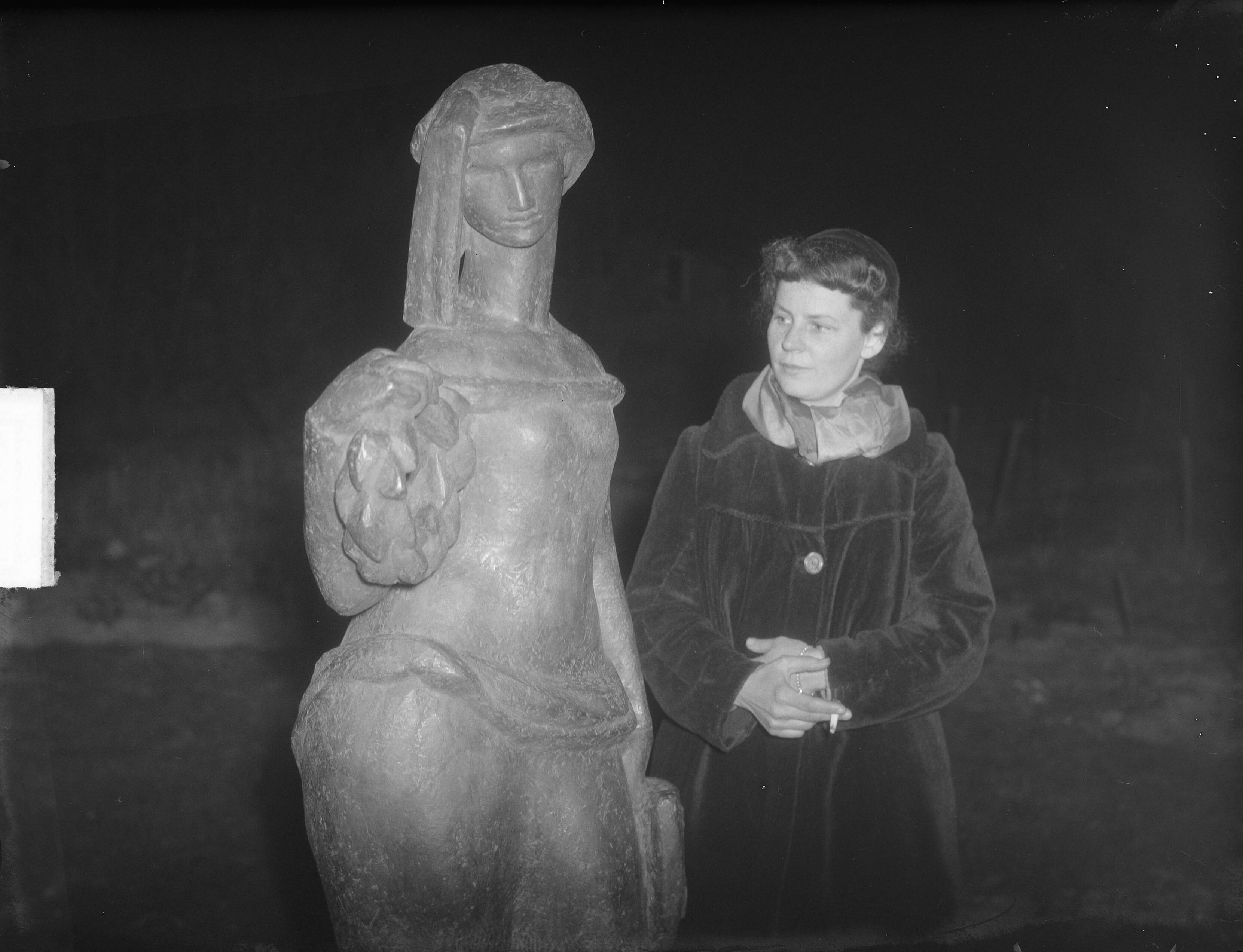 Fotocollectie Anefo — Ontwerpster Jeanne Kouwenaar-Bijlo (uit Bergen) met het beeld voor de gevallenen in de Tweede Wereldoorlog, getiteld Stedemaagd in Alkmaar — Foto: Nijs, Jac. de / Anefo. Licentie: Set B: Rechtenvrij / Publiek Domein. Bron: Nationaal Archief. http://hdl.handle.net/10648/a8d65b9a-d0b4-102d-bcf8-003048976d84