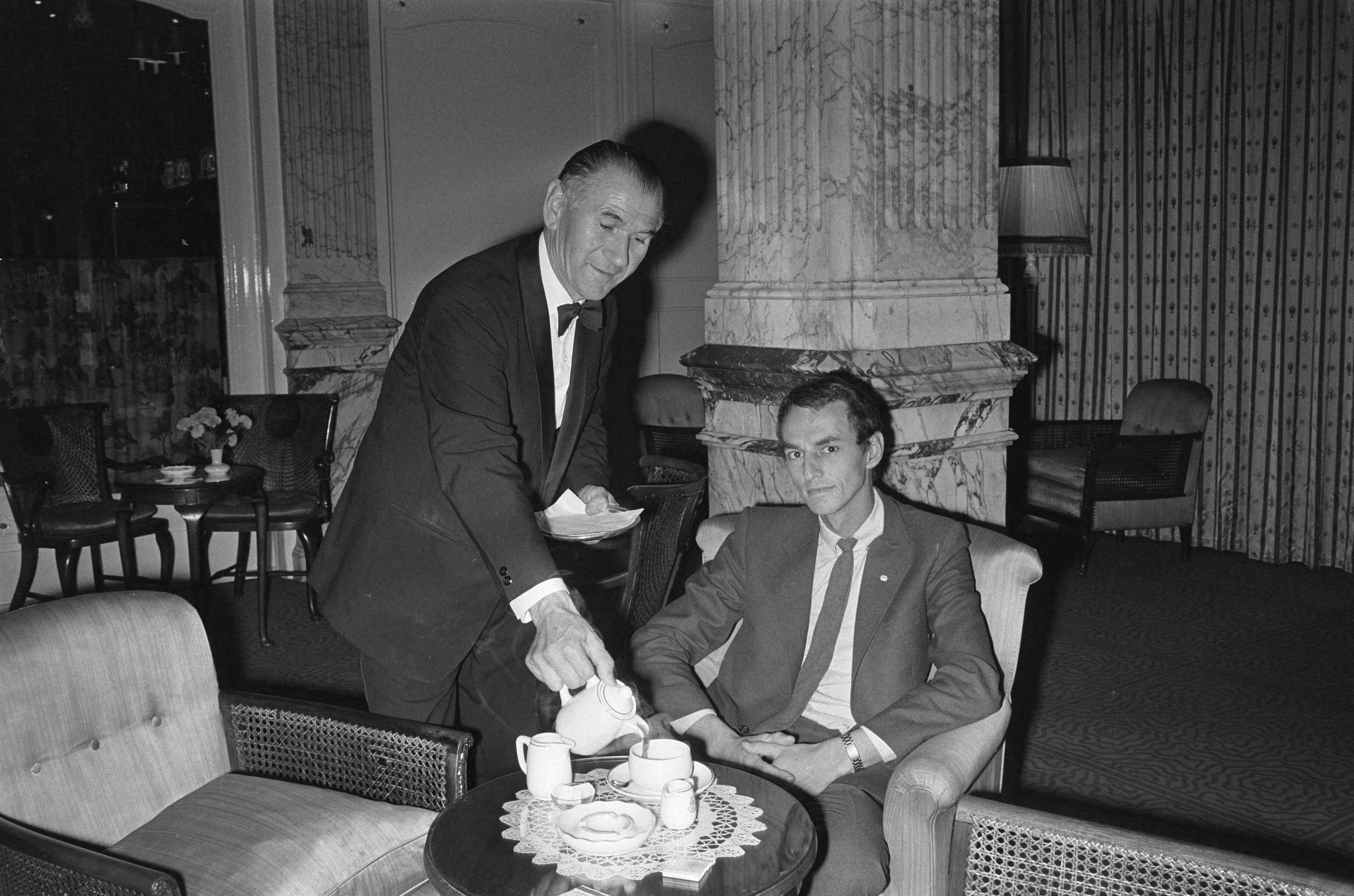 Fotocollectie Anefo — Hotel des Indes , Den Haag sluit vandaag, interieur — Foto: Peters, Hans / Anefo. Licentie: Set B: Rechtenvrij / Publiek Domein. Bron: Nationaal Archief. http://hdl.handle.net/10648/abd50e04-d0b4-102d-bcf8-003048976d84