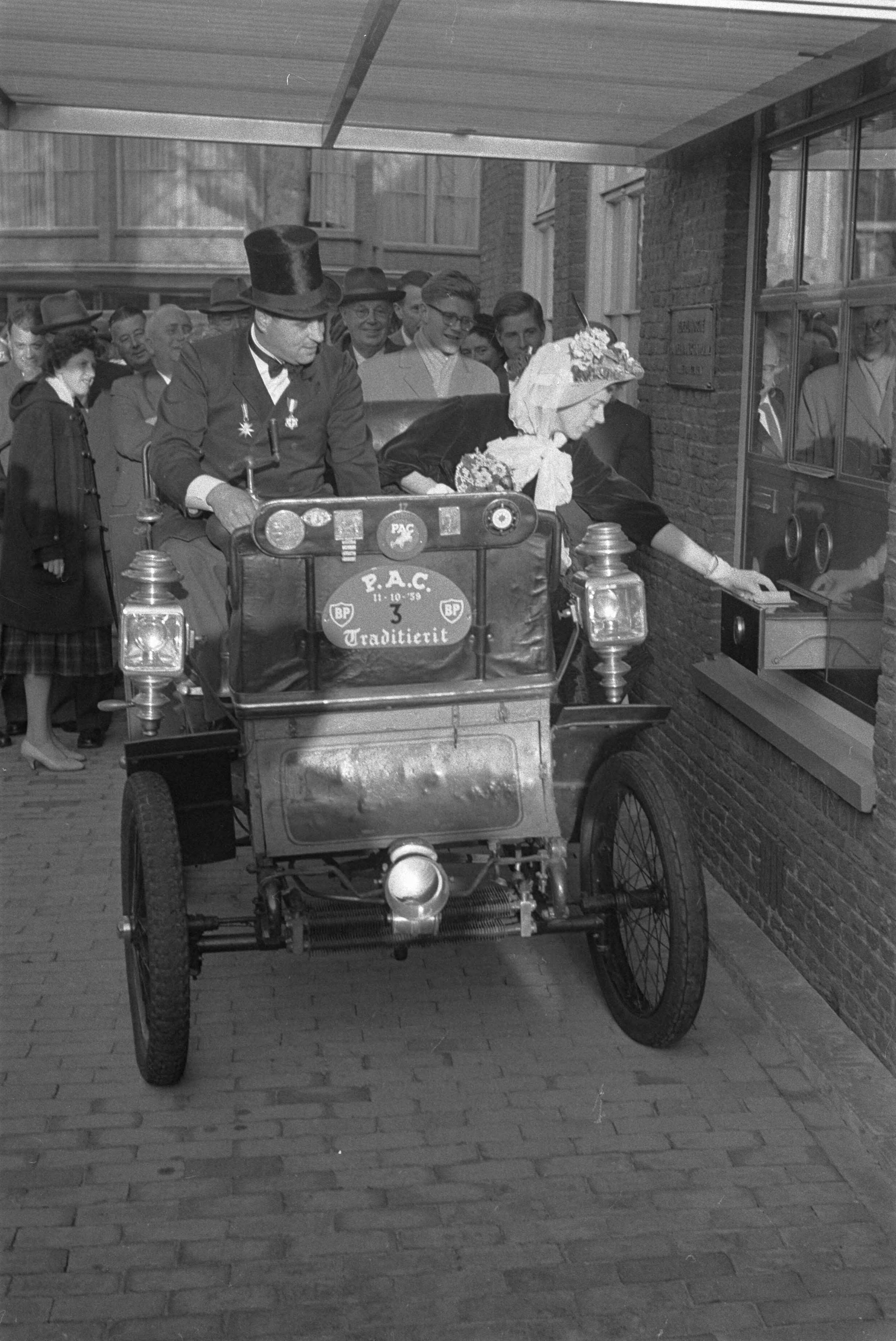 Fotocollectie Anefo — Ingebruikname van "drive-in bank" te Hilversum — Foto: Fotograaf Onbekend / Anefo. Licentie: Set B: Rechtenvrij / Publiek Domein. Bron: Nationaal Archief. http://hdl.handle.net/10648/a9a05b5c-d0b4-102d-bcf8-003048976d84