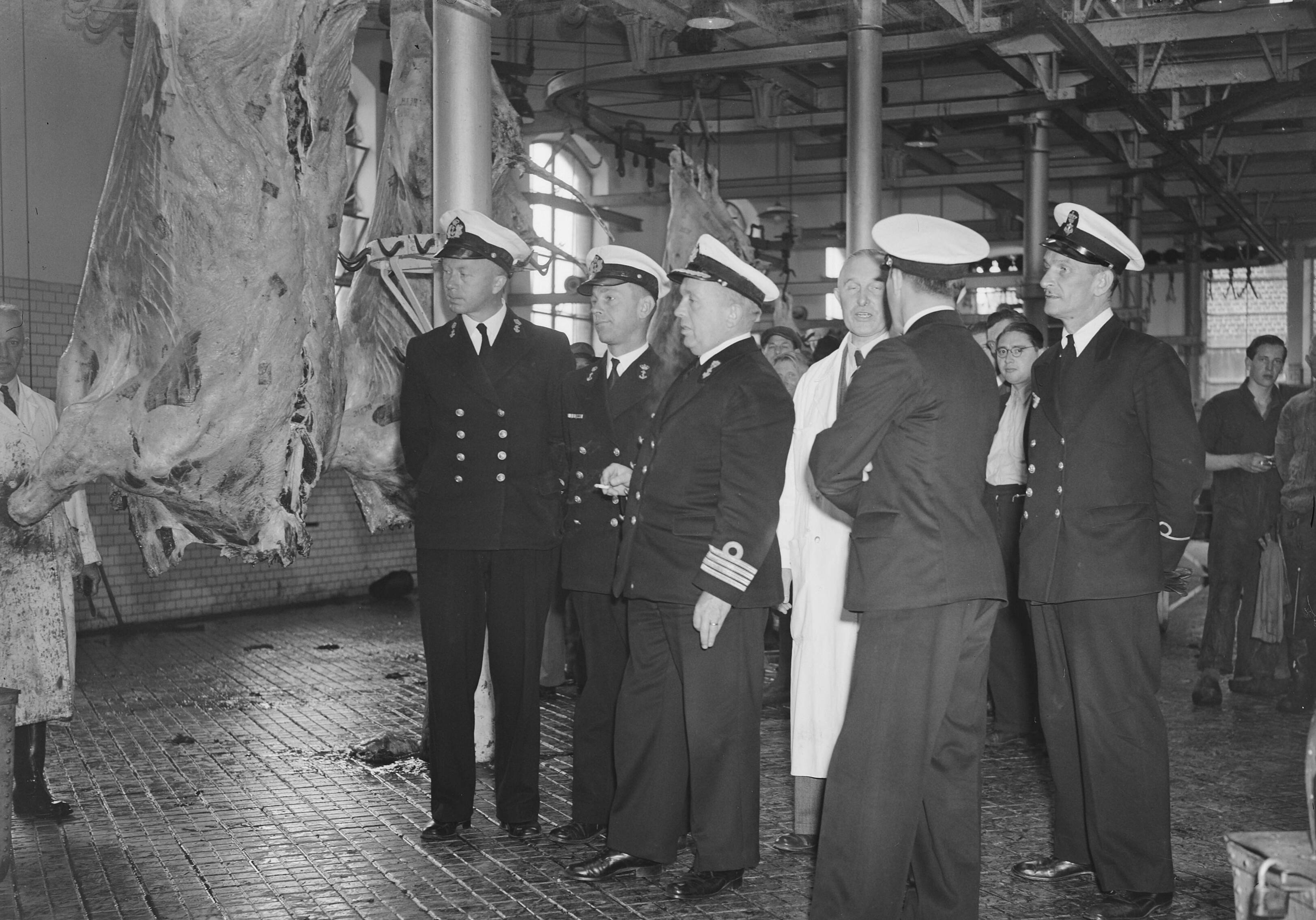 Fotocollectie Anefo — Commissie MOC Hilversum Le Grand op abattoir Utrecht — Foto: Oorschot, […] van / Anefo. Licentie: Set B: Rechtenvrij / Publiek Domein. Bron: Nationaal Archief. http://hdl.handle.net/10648/a8ce1994-d0b4-102d-bcf8-003048976d84