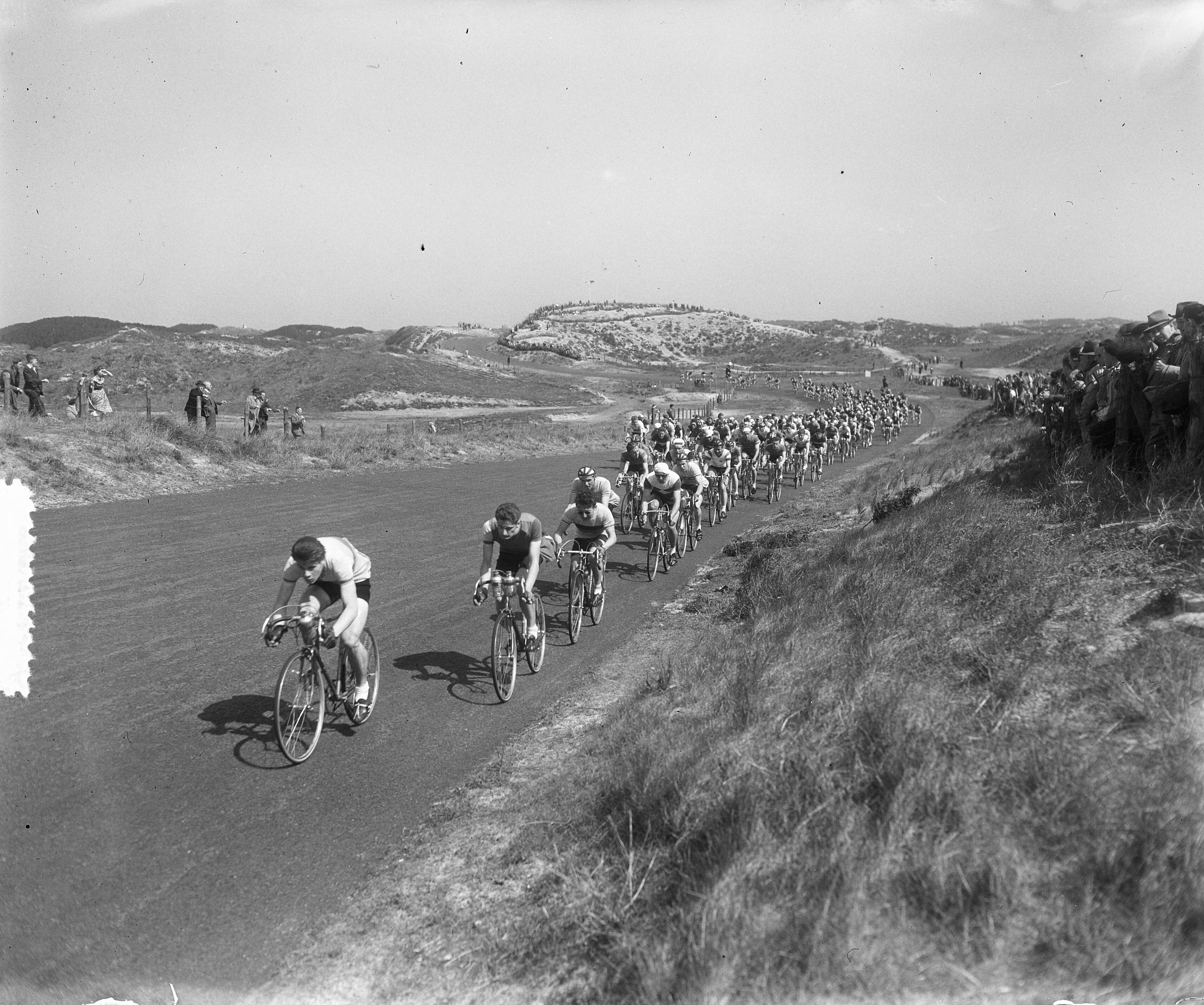 Fotocollectie Anefo — Wielerfestijn op Circuit van Zandvoort ter gelegenheid van het KNWU-jubileum — Foto: Pot, Harry / Anefo. Licentie: Set B: Rechtenvrij / Publiek Domein. Bron: Nationaal Archief. http://hdl.handle.net/10648/a90b505c-d0b4-102d-bcf8-003048976d84
