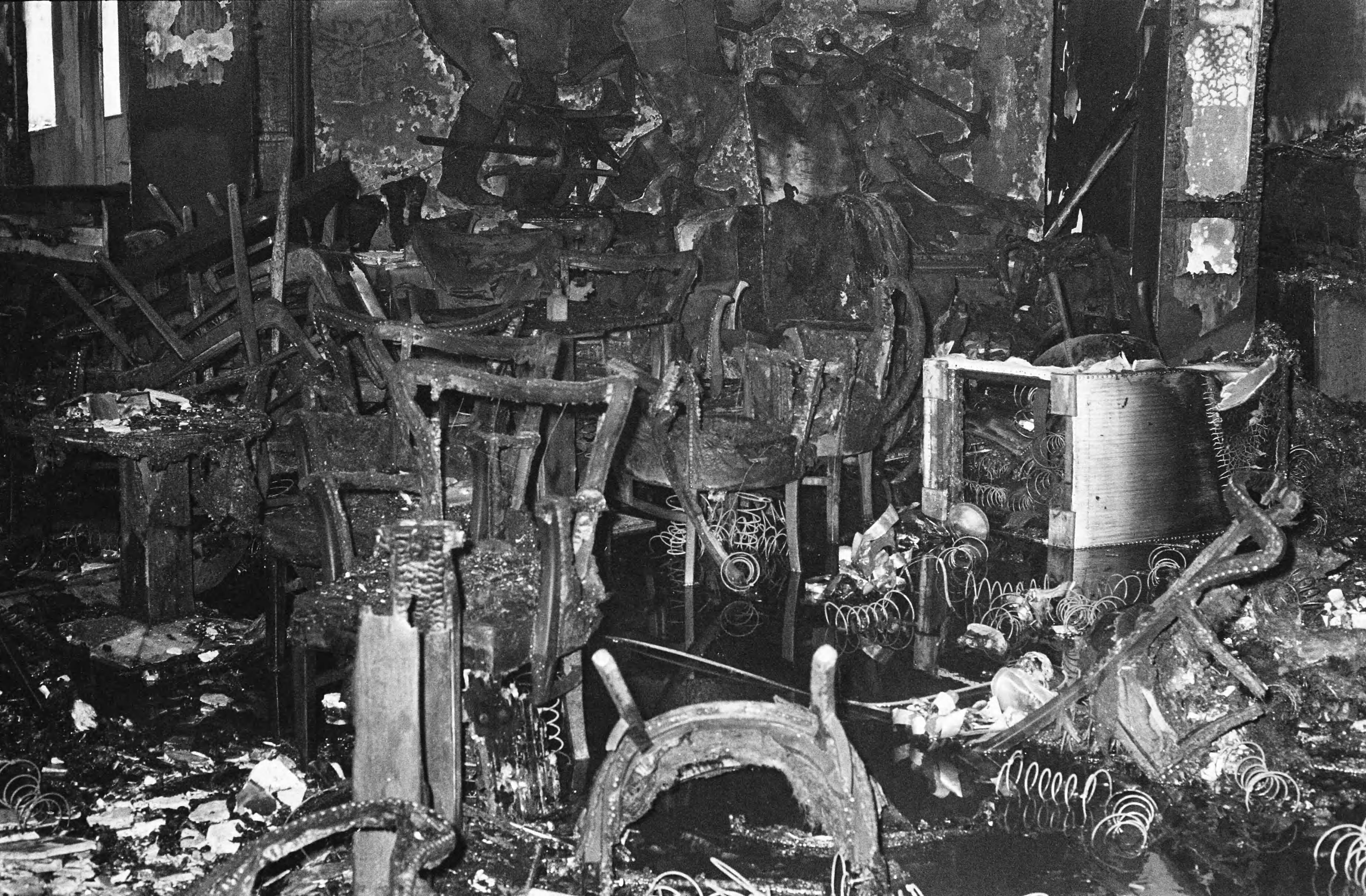 Fotocollectie Anefo — Hotel Bouwes in Zandvoort door brand verwoest; exterieur na de brand — Foto: Peters, Hans / Anefo. Licentie: Set B: Rechtenvrij / Publiek Domein. Bron: Nationaal Archief. http://hdl.handle.net/10648/ac5d8c52-d0b4-102d-bcf8-003048976d84