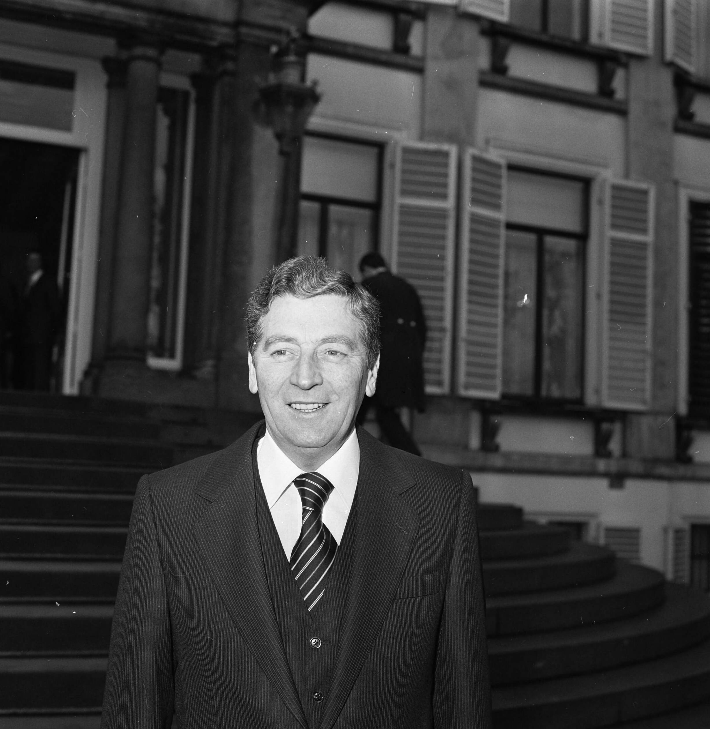 Fotocollectie Anefo — Beediging van 10 van 16 staatssecretarissen door HM op Soestdijk; C. J. van Lent (defensie) kop — Foto: Croes, Rob C. / Anefo. Licentie: Set B: Rechtenvrij / Publiek Domein. Bron: Nationaal Archief. http://hdl.handle.net/10648/aca93b66-d0b4-102d-bcf8-003048976d84