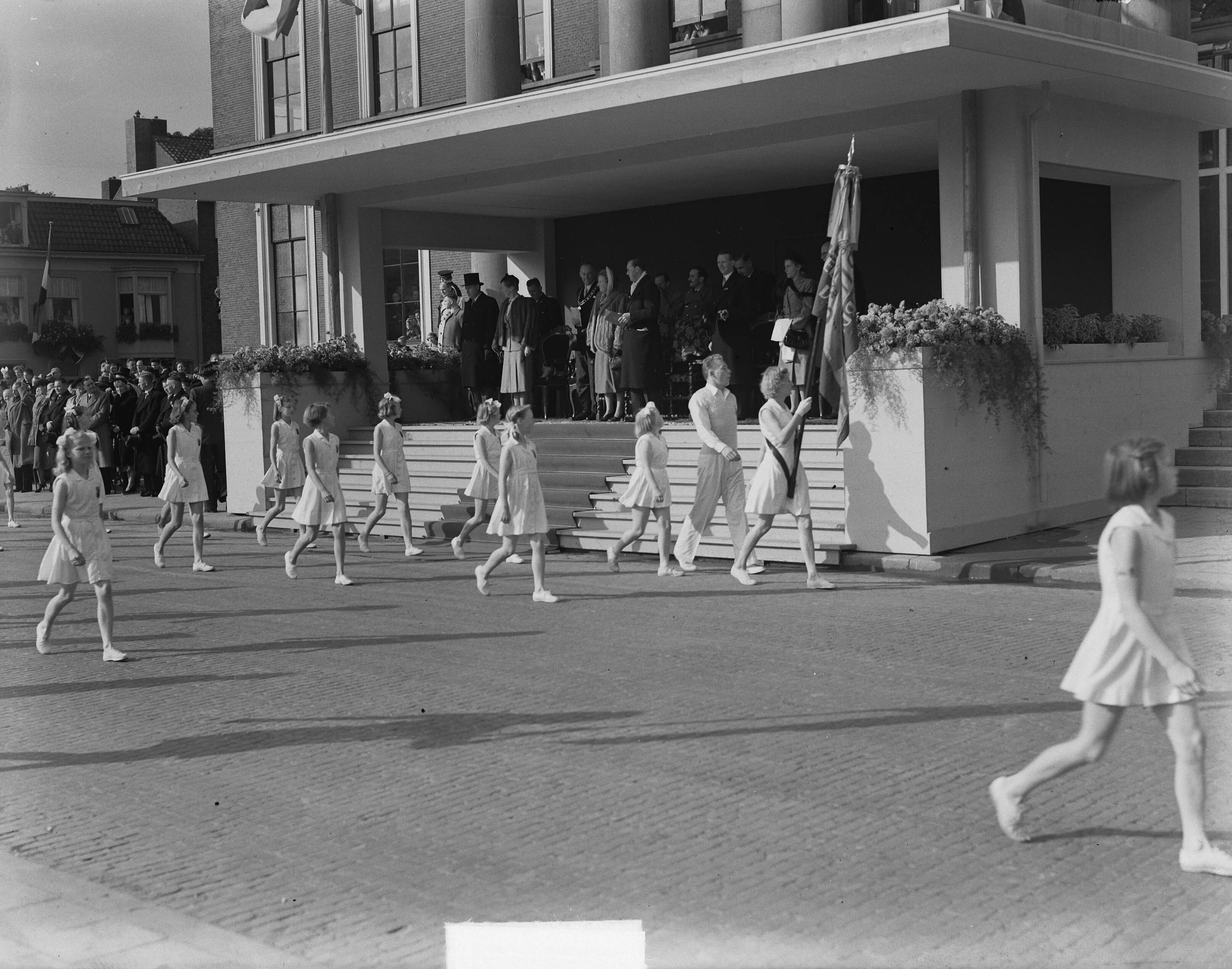 Koninklijk bezoek aan Friesland (1950) — Bezoek koningin Juliana en prins Bernhard aan Friesland. Defilé langs het bordes van het Paleis van Justitie aan het Zaailand te Leeuwarden — Foto: Noske, J.D. / Anefo. Licentie: Set B: Rechtenvrij / Publiek Domein. Bron: Nationaal Archief. http://hdl.handle.net/10648/a8dfce96-d0b4-102d-bcf8-003048976d84