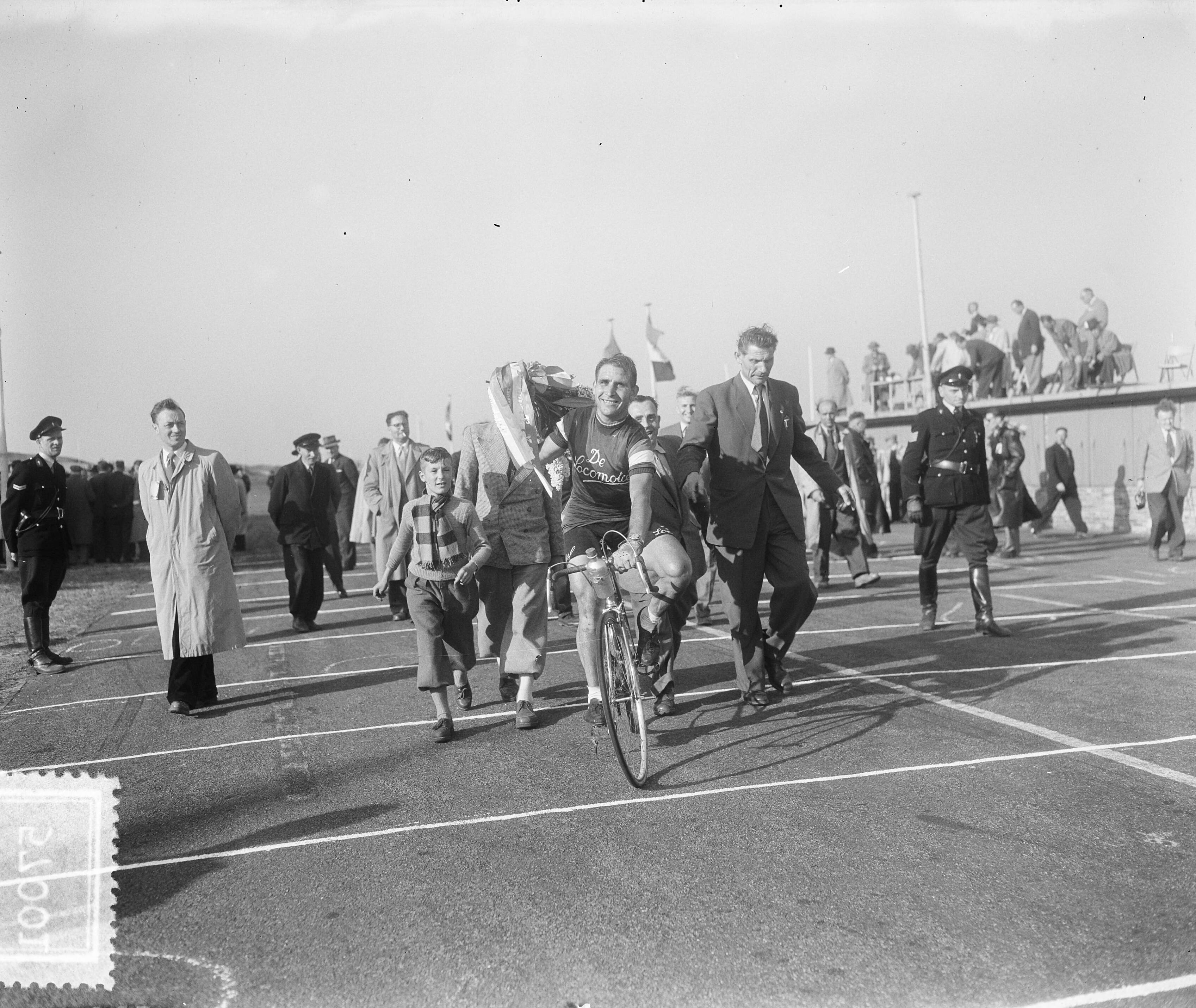 Fotocollectie Anefo — Wielerfestijn op Circuit van Zandvoort ter gelegenheid va KNWU-jubileum. Winnaar Wim van Est — Foto: Pot, Harry / Anefo. Licentie: Set B: Rechtenvrij / Publiek Domein. Bron: Nationaal Archief. http://hdl.handle.net/10648/a90b5282-d0b4-102d-bcf8-003048976d84