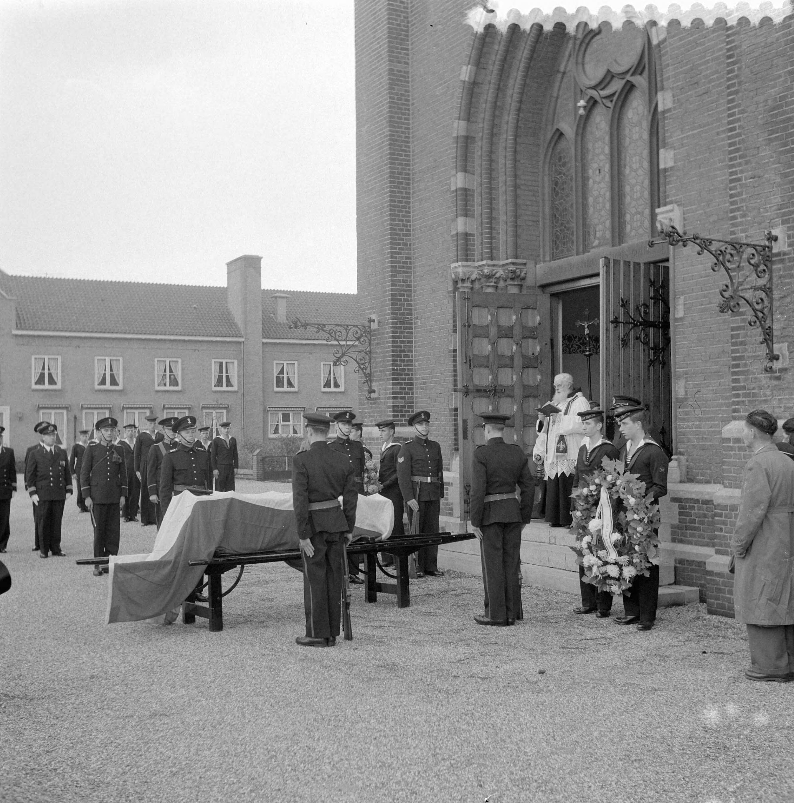 Fotocollectie Anefo — Marvobegrafenis J. O. S. van der Hoeven te Rijswijk — Foto: Rossem, Wim van / Anefo. Licentie: Set B: Rechtenvrij / Publiek Domein. Bron: Nationaal Archief. http://hdl.handle.net/10648/a96b5ab0-d0b4-102d-bcf8-003048976d84