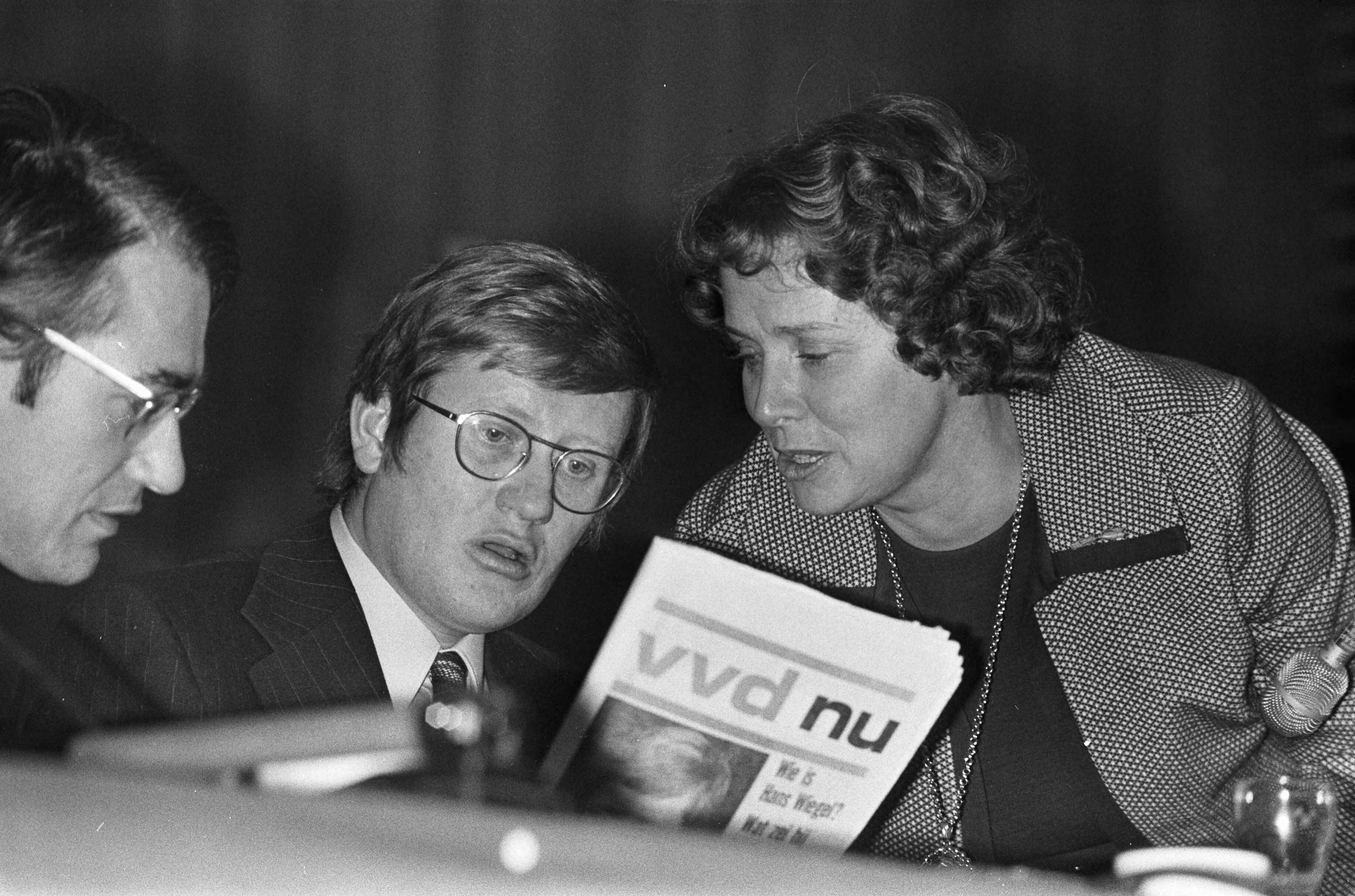 Algemene ledenvergadering van de VVD in Breda — Wiegel (midden) en partijvoorzitter Van Someren-Downer — Foto: Fotograaf Onbekend / Anefo. Licentie: Set B: Rechtenvrij / Publiek Domein. Bron: Nationaal Archief. http://hdl.handle.net/10648/ac3d4866-d0b4-102d-bcf8-003048976d84