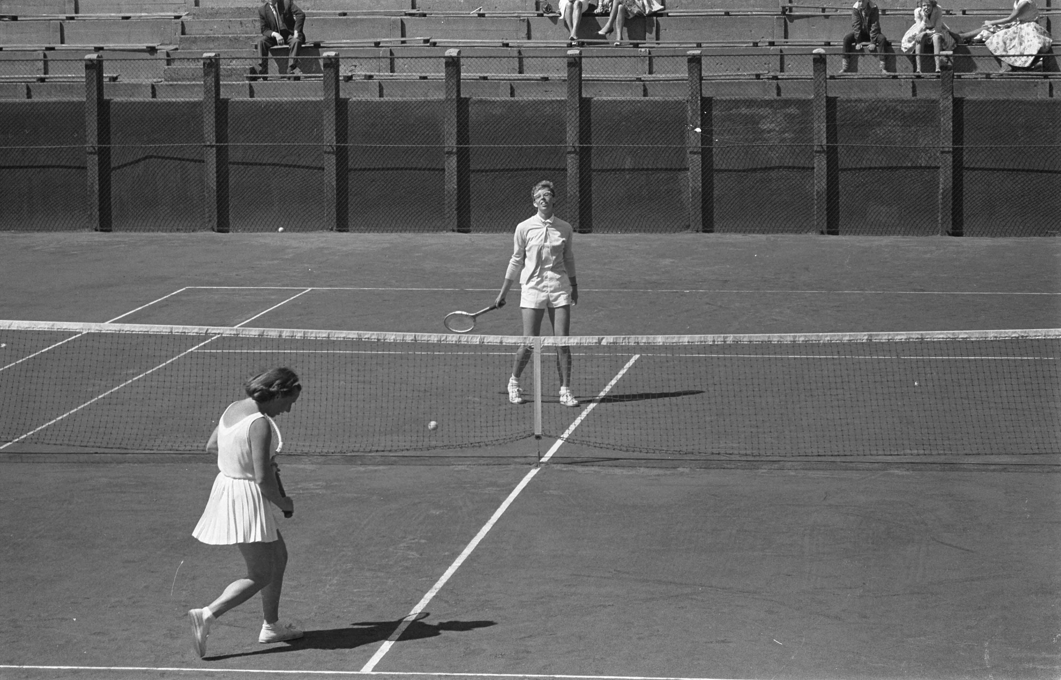 Fotocollectie Anefo — Nederlandse tenniskampioenschappen op de METS-banen te Scheveningen. Wedstrijd dames enkel (2e ronde) — Foto: Bilsen, Joop van / Anefo. Licentie: Set B: Rechtenvrij / Publiek Domein. Bron: Nationaal Archief. http://hdl.handle.net/10648/aa139b6c-d0b4-102d-bcf8-003048976d84