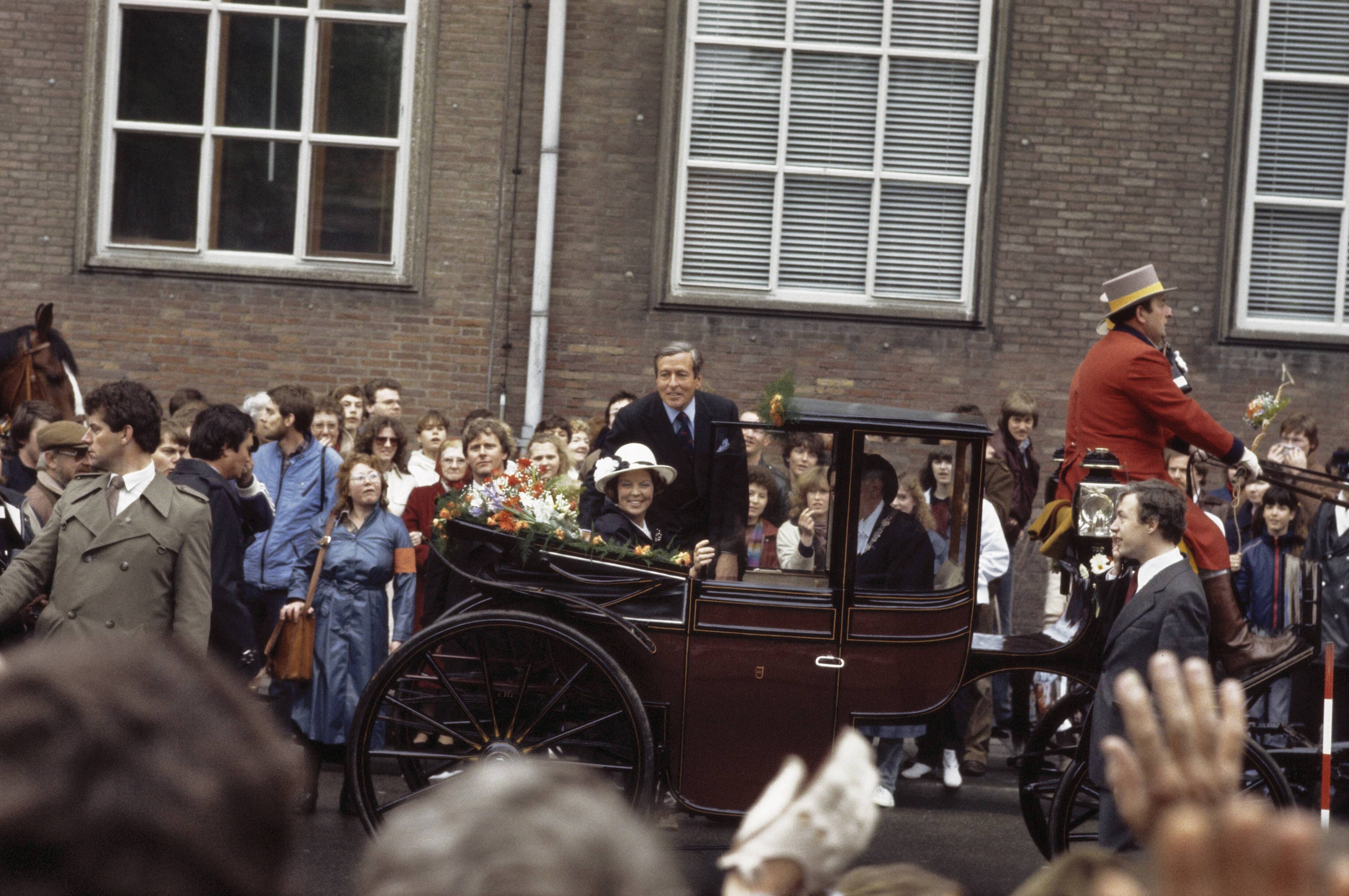 Fotocollectie Anefo — Viering Koninginnedag in Breda; nr. 6 : Prins Claus, nr. 7 , 8, 9: Koningin Beatrix en Prins Claus in een open koets — Foto: Bogaerts, Rob / Anefo. Licentie: Set B: Rechtenvrij / Publiek Domein. Bron: Nationaal Archief. http://hdl.handle.net/10648/ad8a87d8-d0b4-102d-bcf8-003048976d84