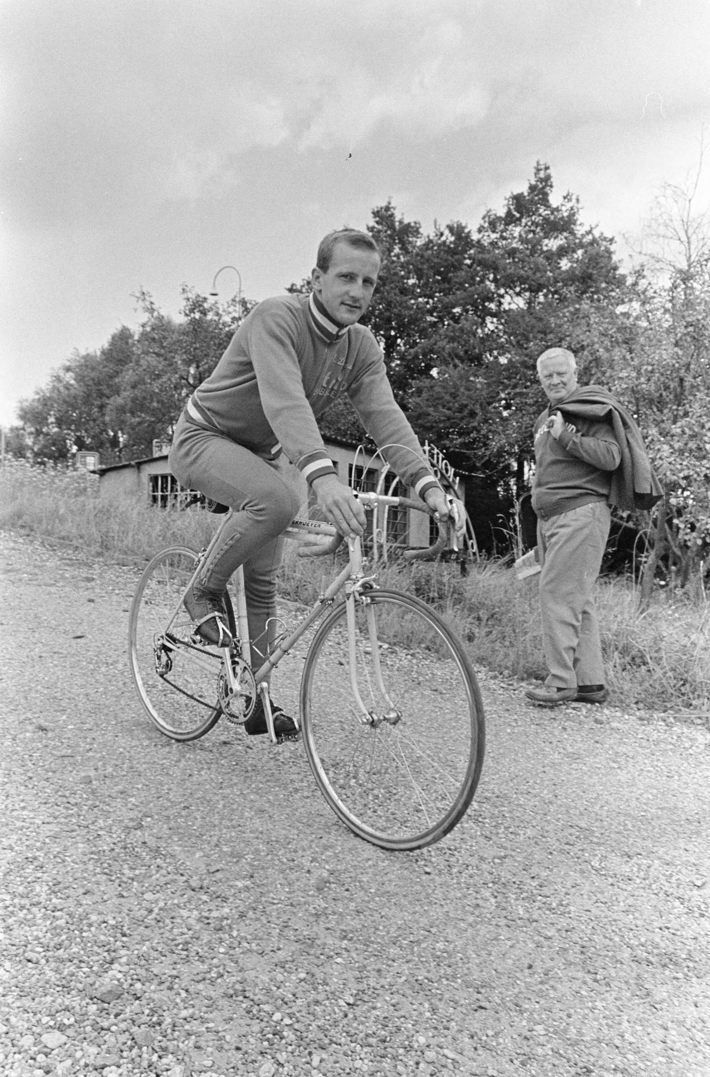 Fotocollectie Anefo — Wielrennen, amateurploeg te Nuth, nummer 21 en 22 Evert Dolman (kop), nummer 19 en 20 op de fiets — Foto: Nijs, Jac. de / Anefo. Licentie: Set B: Rechtenvrij / Publiek Domein. Bron: Nationaal Archief. http://hdl.handle.net/10648/aaf6bc12-d0b4-102d-bcf8-003048976d84