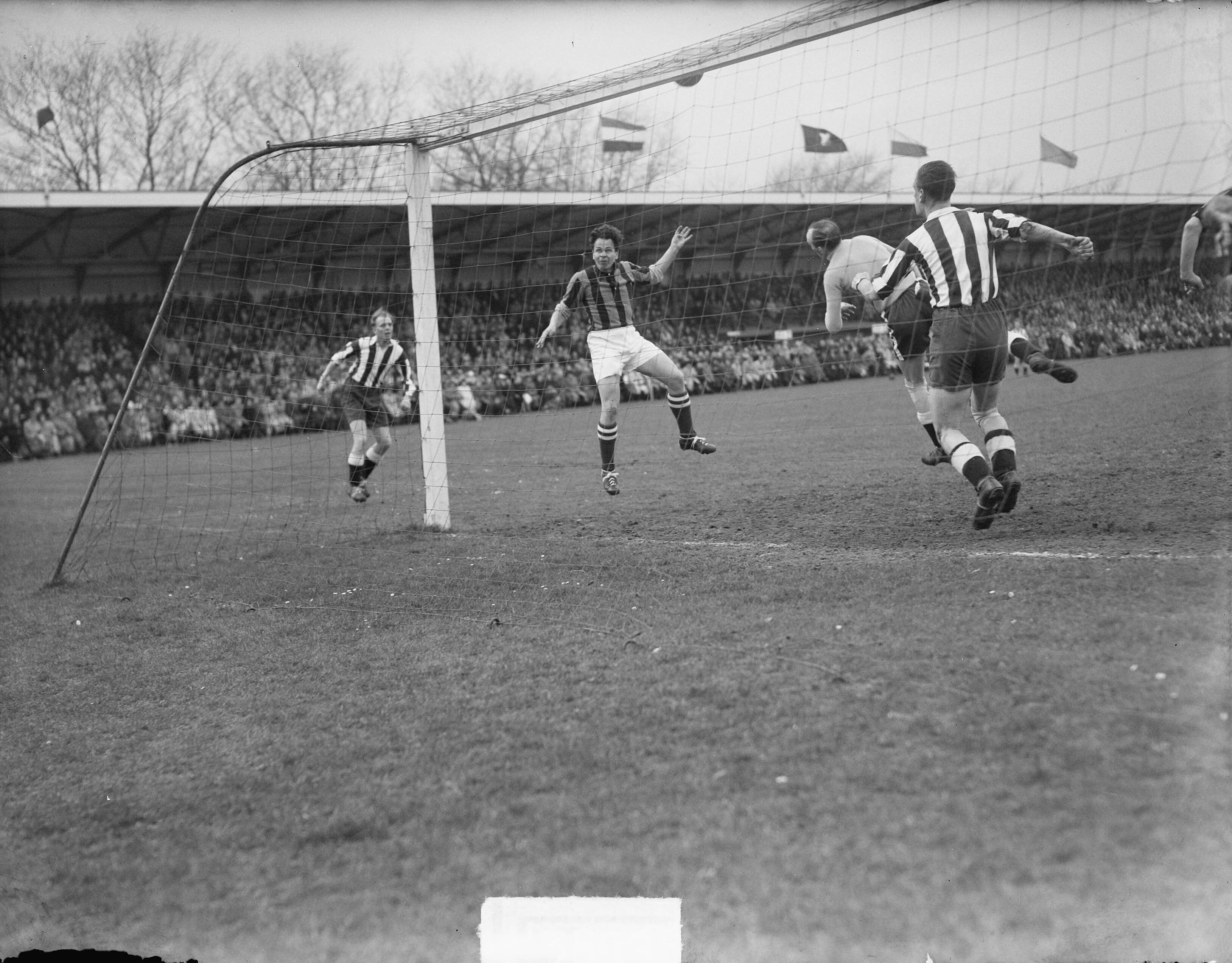 Fotocollectie Anefo — Voetbal. DWS tegen Neptunus 2-0, Beslissingswedstrijd — Foto: Oorschot, […] van / Anefo. Licentie: Set B: Rechtenvrij / Publiek Domein. Bron: Nationaal Archief. http://hdl.handle.net/10648/a8d6aa8c-d0b4-102d-bcf8-003048976d84