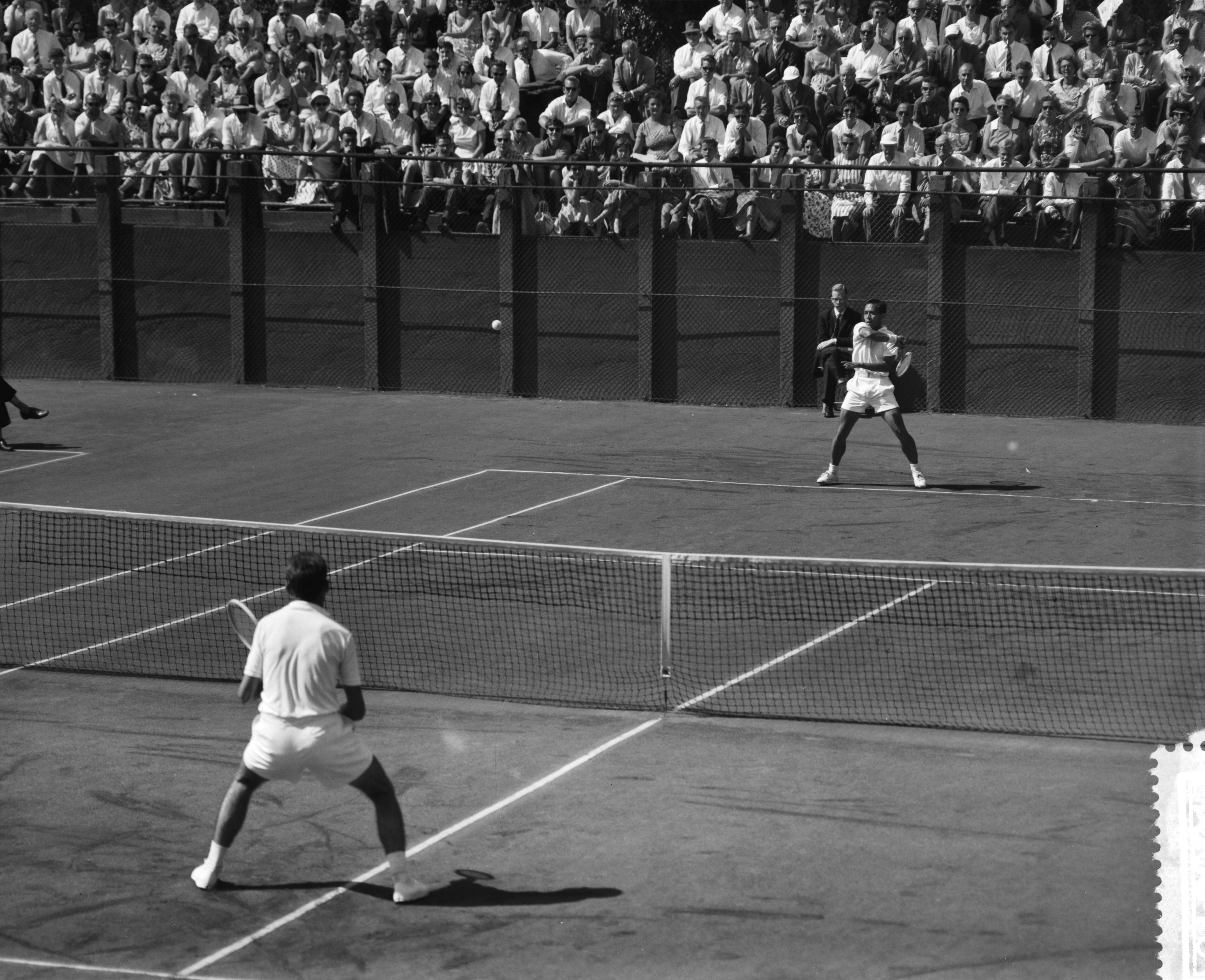 Fotocollectie Anefo — Nederlandse tenniskampioenschappen op de METS-banen te Scheveningen, Lex Karamoy in aktie — Foto: Behrens, Herbert F. / Anefo. Licentie: Set B: Rechtenvrij / Publiek Domein. Bron: Nationaal Archief. http://hdl.handle.net/10648/a99b44fa-d0b4-102d-bcf8-003048976d84