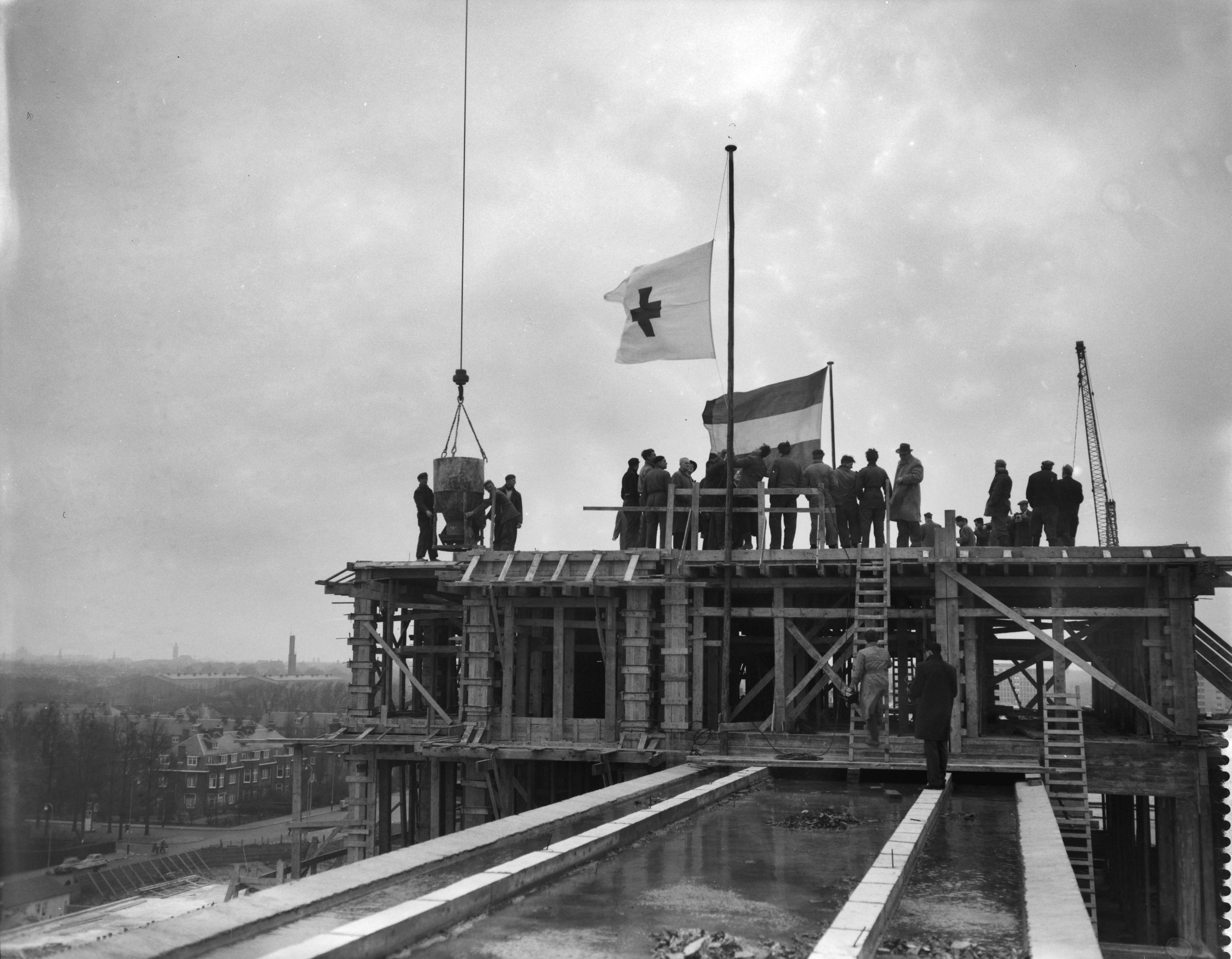Fotocollectie Anefo — Hijsen van de vlag op het Rode Kruisziekenhuis in Den Haag — Foto: Rossem, Wim van / Anefo. Licentie: Set B: Rechtenvrij / Publiek Domein. Bron: Nationaal Archief. http://hdl.handle.net/10648/a9729384-d0b4-102d-bcf8-003048976d84