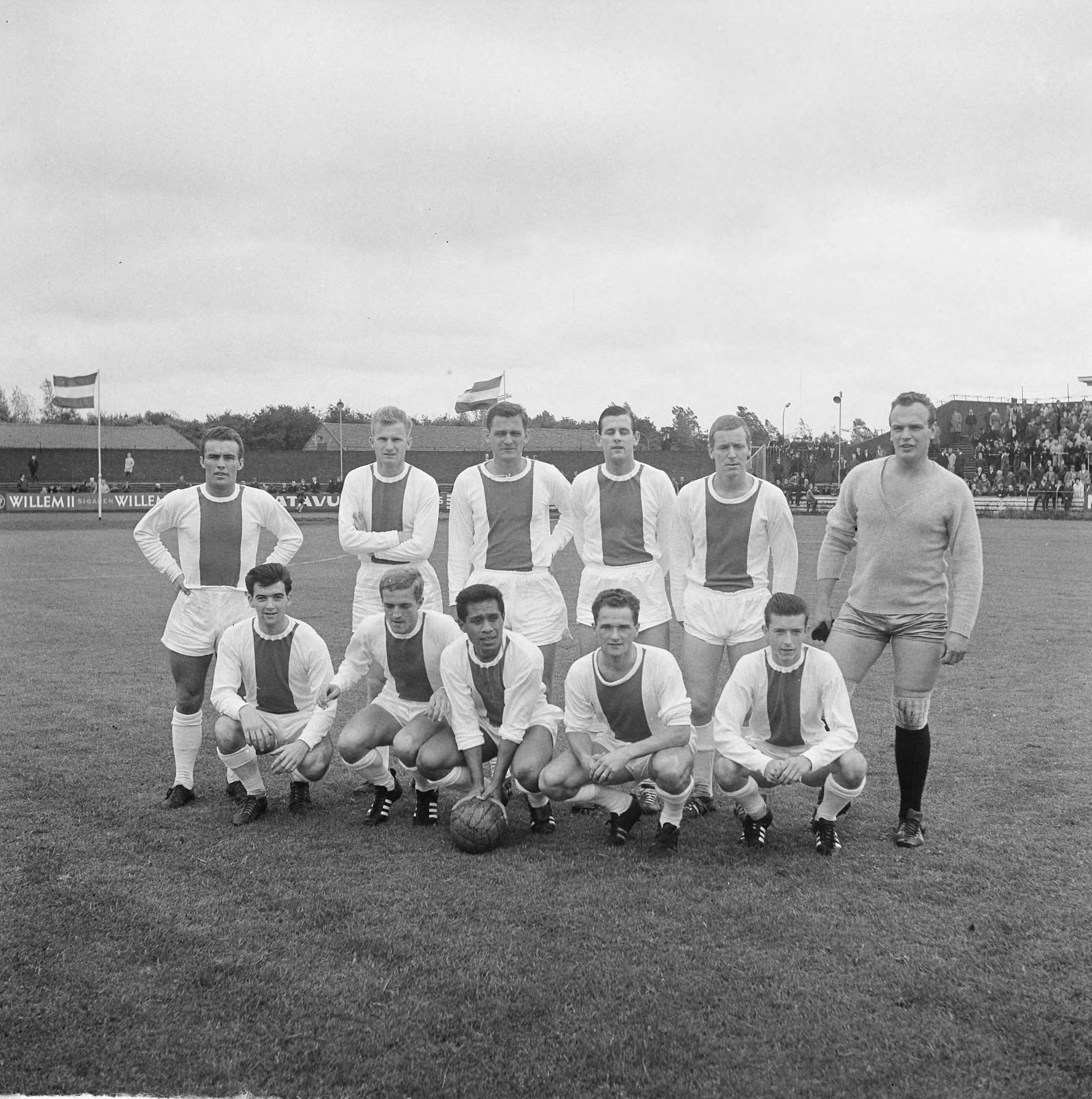 Fotocollectie Anefo — Voetbal. FC Hilversum tegen Feijenoord 0-4. Elftal FC Hilversum. Staand vlnr. G. Hogenbirk, J. van Wegen, H. Akkerman, C. van Moorst, J. de Haan, Th. van Maren, zittend vlnr. M. de Nooy, H.W. v.d. Meer, M. Titaley, C.W. Houtveen en E. Westbroek — Foto: Nijs, Jac. de / Anefo. Licentie: Set B: Rechtenvrij / Publiek Domein. Bron: Nationaal Archief. http://hdl.handle.net/10648/aa474778-d0b4-102d-bcf8-003048976d84