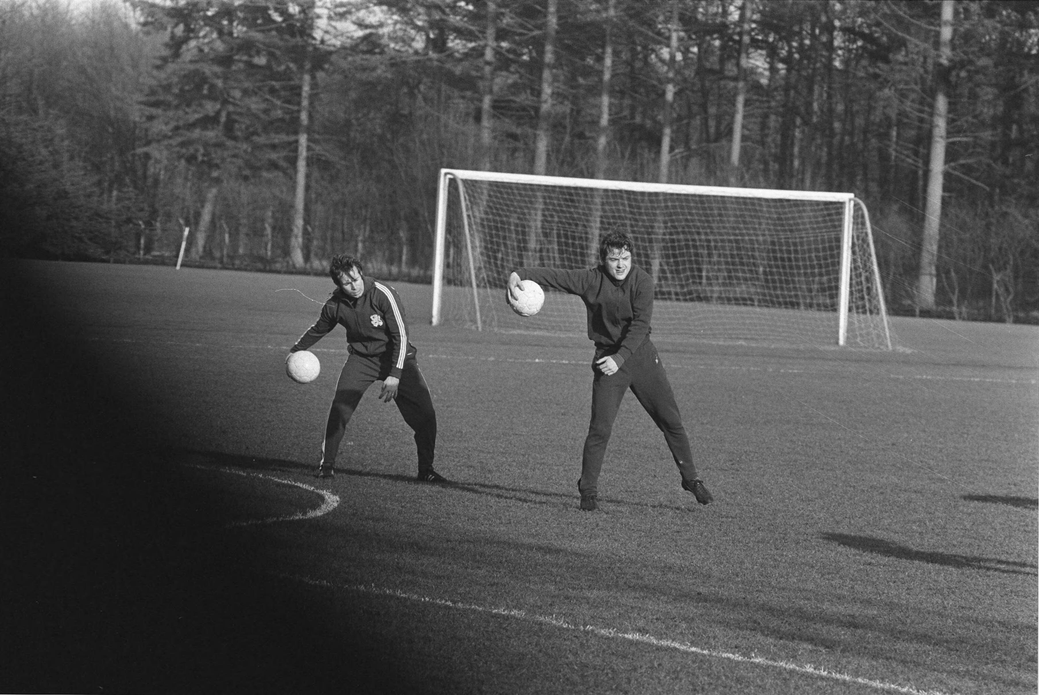 Fotocollectie Anefo — Nederlands elftal traint voor wedstrijd tegen Luxemburg, in Zeist — Foto: Verhoeff, Bert / Anefo. Licentie: Set B: Rechtenvrij / Publiek Domein. Bron: Nationaal Archief. http://hdl.handle.net/10648/abb4abb4-d0b4-102d-bcf8-003048976d84