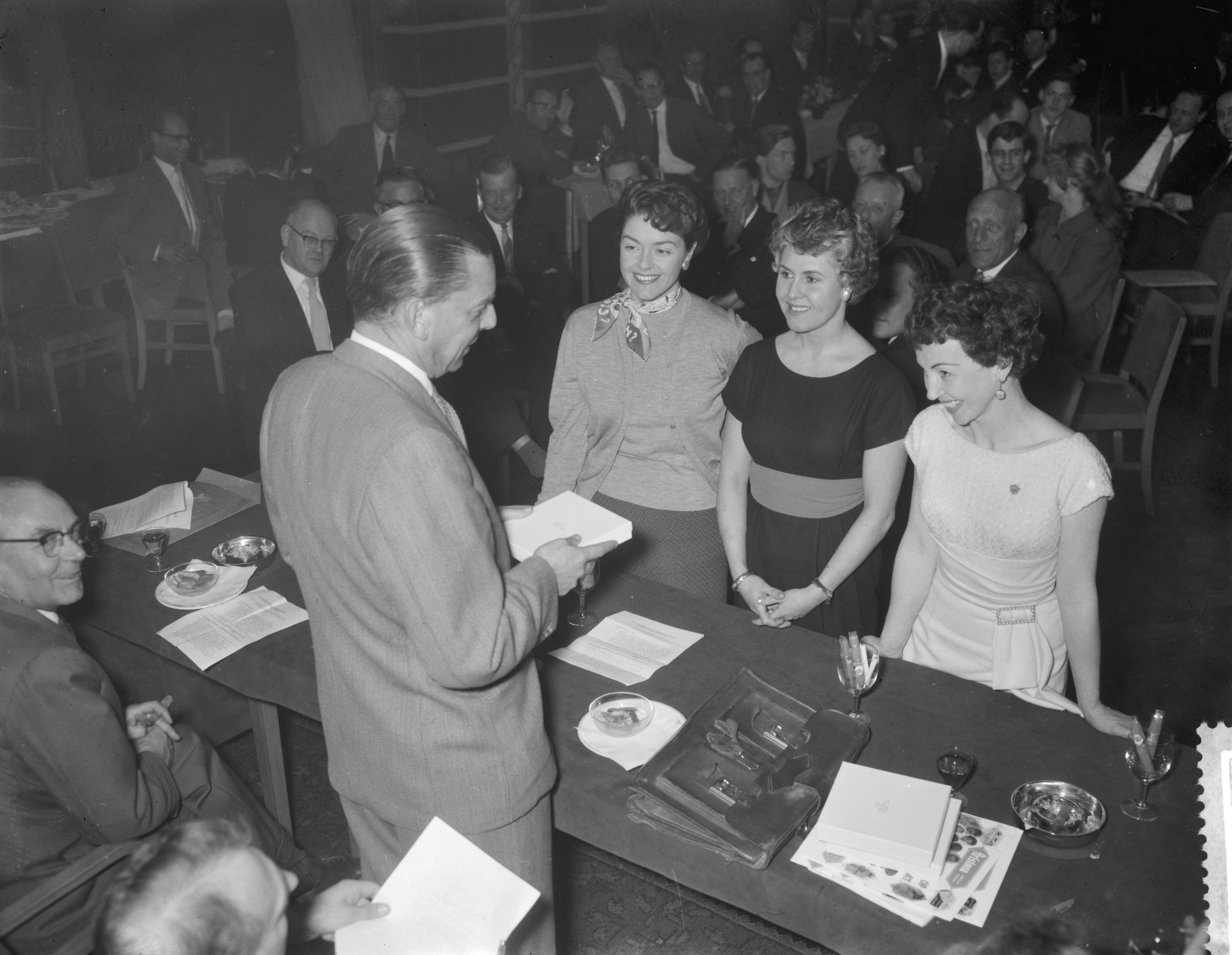 Fotocollectie Anefo — In de handel brengen van de "Alles op een plaat van Alles op een kaart" langspeelplaat, v.l.n.r. Teddy Scholten, Rita Reys en Nel Van Deursen , die elk een plaat ontvingen — Foto: Noske, J.D. / Anefo. Licentie: Set B: Rechtenvrij / Publiek Domein. Bron: Nationaal Archief. http://hdl.handle.net/10648/a991342e-d0b4-102d-bcf8-003048976d84