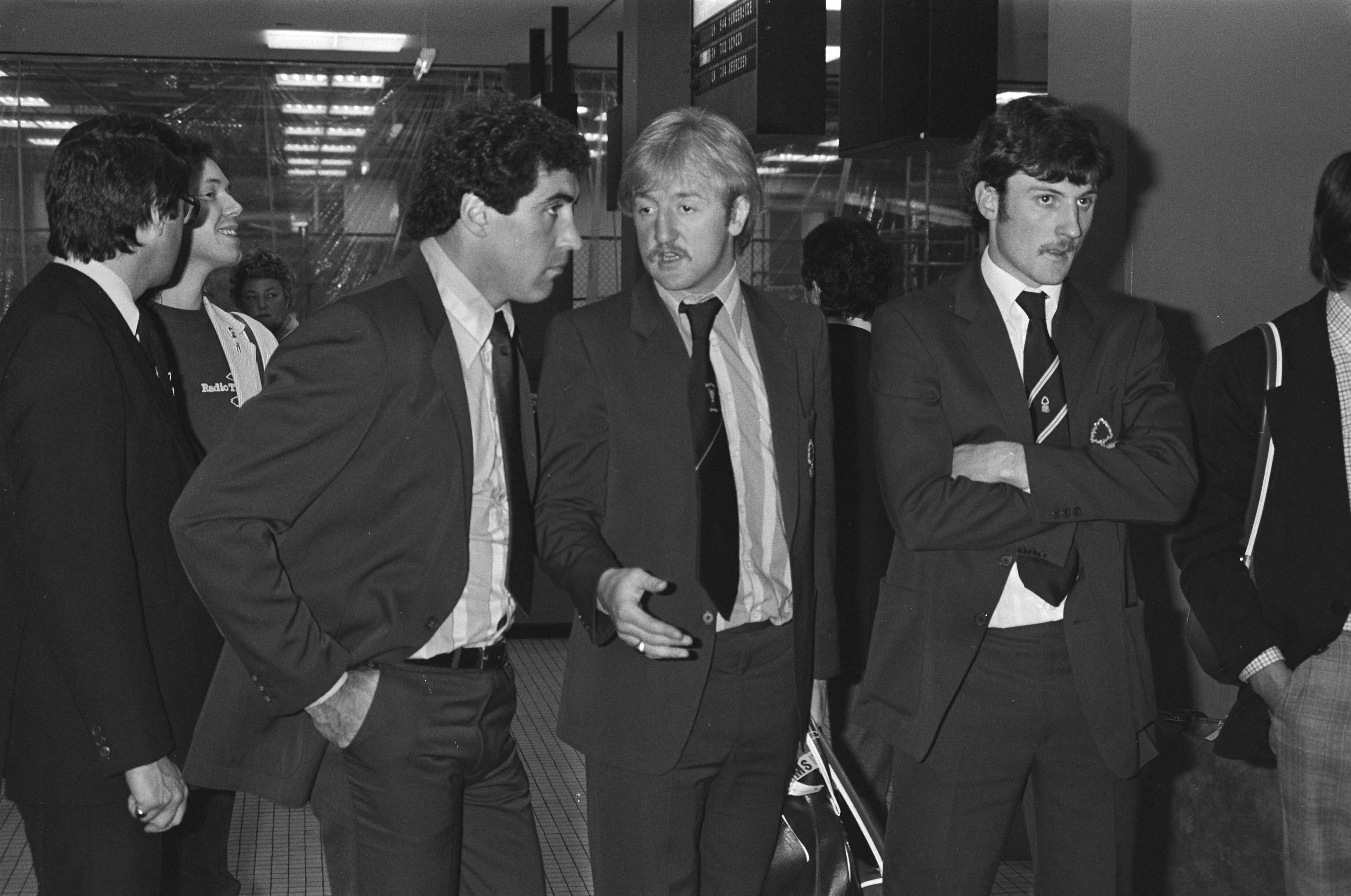 Fotocollectie Anefo — Aankomst Nottingham Forest op Schiphol, tegenstander van Ajax in de halve finale van de Europa Cup I ; v.l.n.r. de spelers Peter Shilton, Kenny Burns en Garry Birtles — Foto: Dijk, Hans van / Anefo. Licentie: Set B: Rechtenvrij / Publiek Domein. Bron: Nationaal Archief. http://hdl.handle.net/10648/acde93f6-d0b4-102d-bcf8-003048976d84