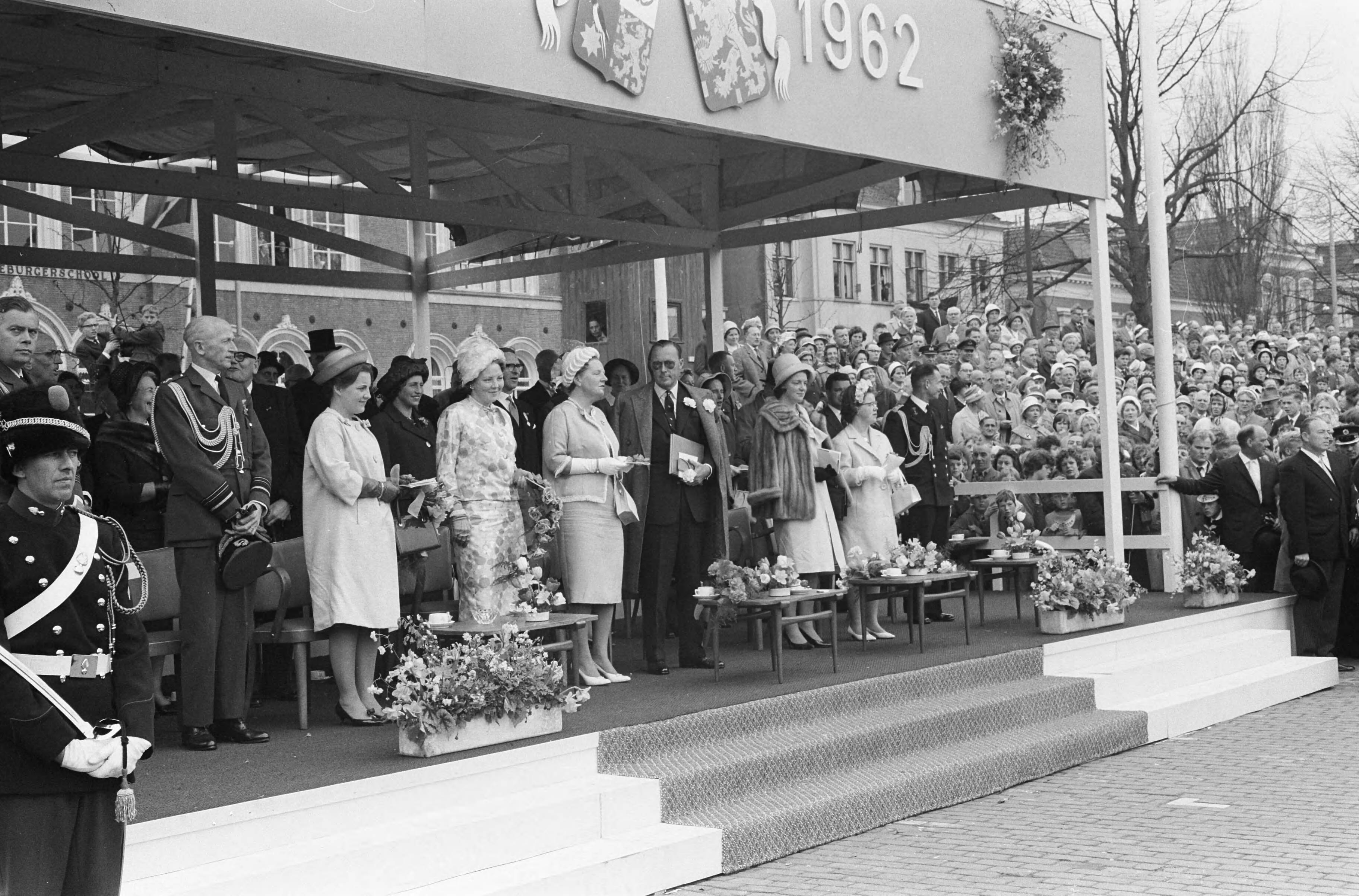 Koninklijk bezoek aan Groningen en Friesland (1962) — Koninklijk bezoek aan Leeuwarden — Foto: Pot, Harry / Anefo. Licentie: Set B: Rechtenvrij / Publiek Domein. Bron: Nationaal Archief. http://hdl.handle.net/10648/aa06e52a-d0b4-102d-bcf8-003048976d84