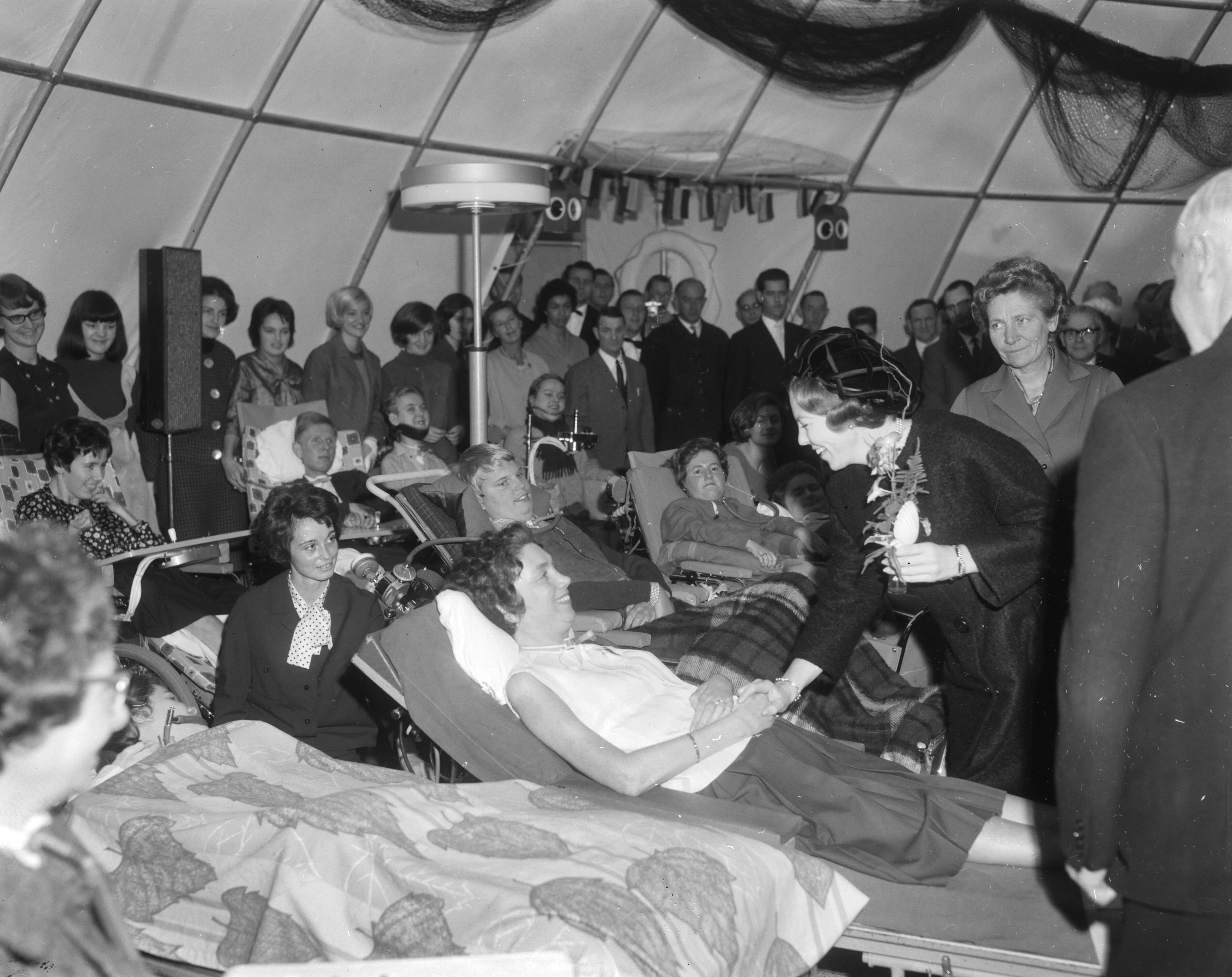 Fotocollectie Anefo — Prinses Beatrix bij het openen van paviljoen De Schelp te Scheveningen; de prinses terwijl ze een rondgang maakt langs de patiënten — Foto: Bilsen, Joop van / Anefo. Licentie: Set B: Rechtenvrij / Publiek Domein. Bron: Nationaal Archief. http://hdl.handle.net/10648/aacfcf3a-d0b4-102d-bcf8-003048976d84