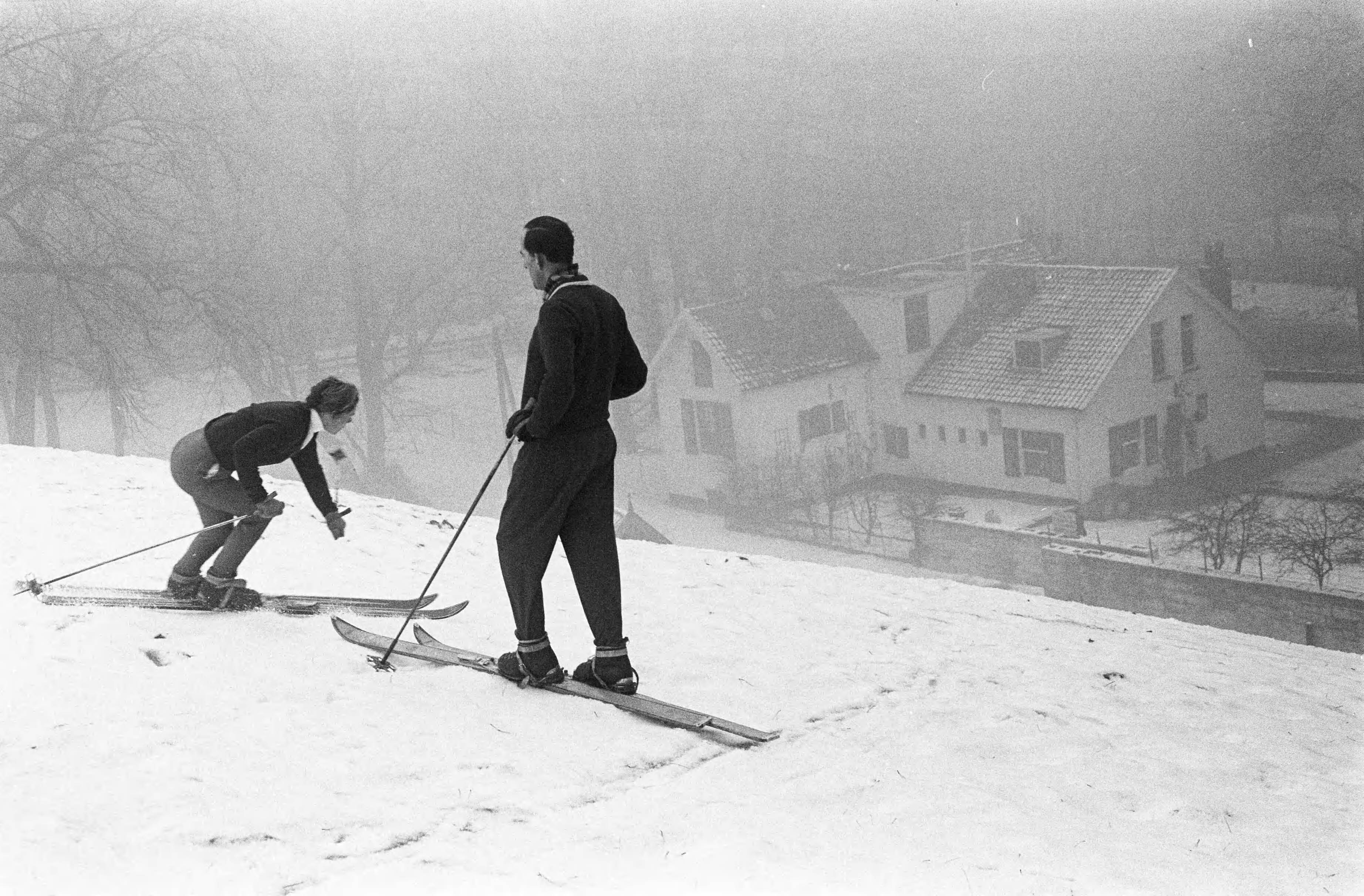 Fotocollectie Anefo — Wintersport in Overveen op de Blinkert. Mevrouw Tjeenk tijdens een skitrraining met haar man — Foto: Pot, Harry / Anefo. Licentie: Set B: Rechtenvrij / Publiek Domein. Bron: Nationaal Archief. http://hdl.handle.net/10648/aa52f00a-d0b4-102d-bcf8-003048976d84