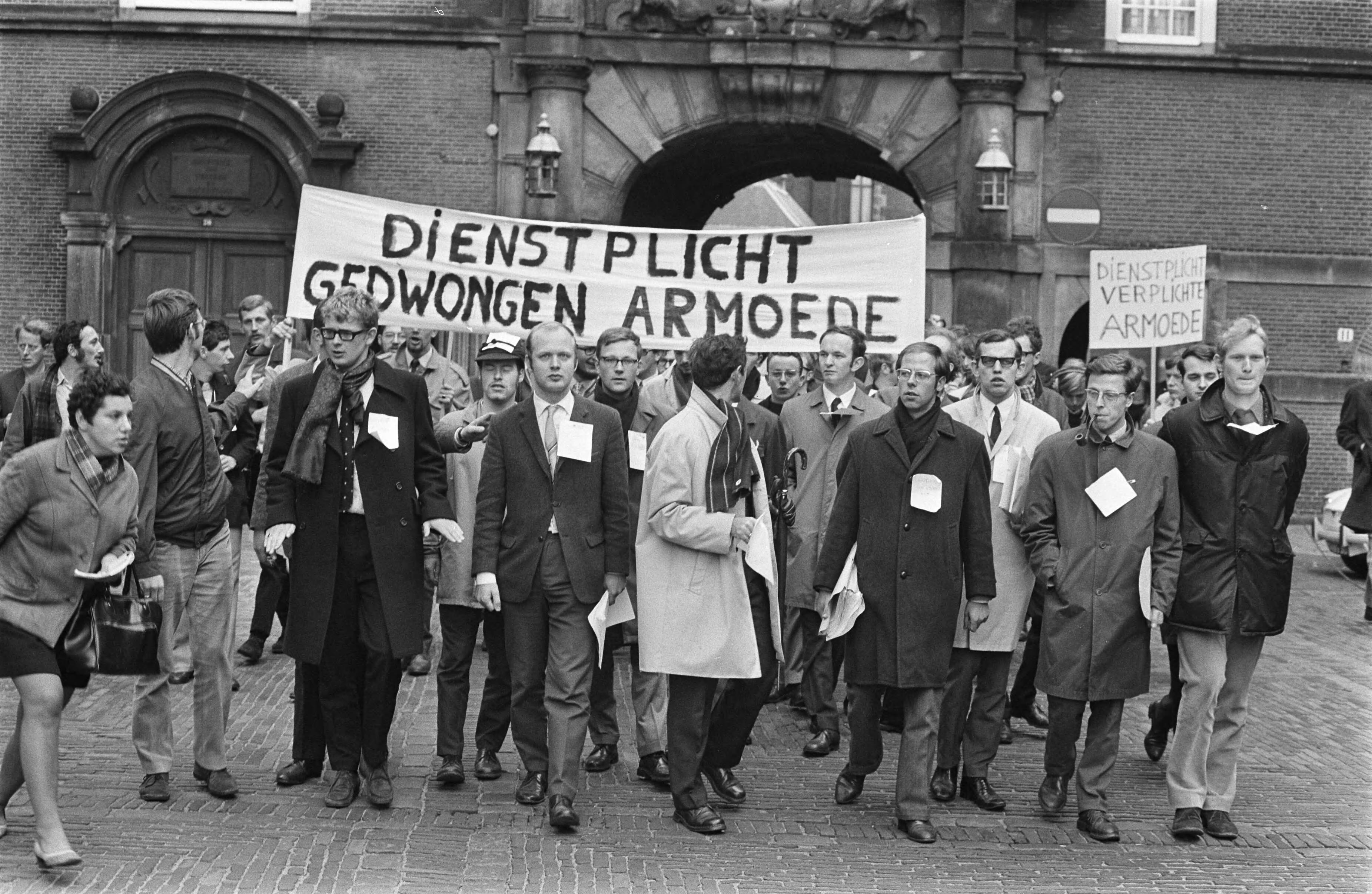 Fotocollectie Anefo — Dienstplichtige militairen demonstreren met borden voor meer salaris Den Haag . Demonstranten — Foto: Evers, Joost / Anefo. Licentie: Set B: Rechtenvrij / Publiek Domein. Bron: Nationaal Archief. http://hdl.handle.net/10648/ab7f37e0-d0b4-102d-bcf8-003048976d84