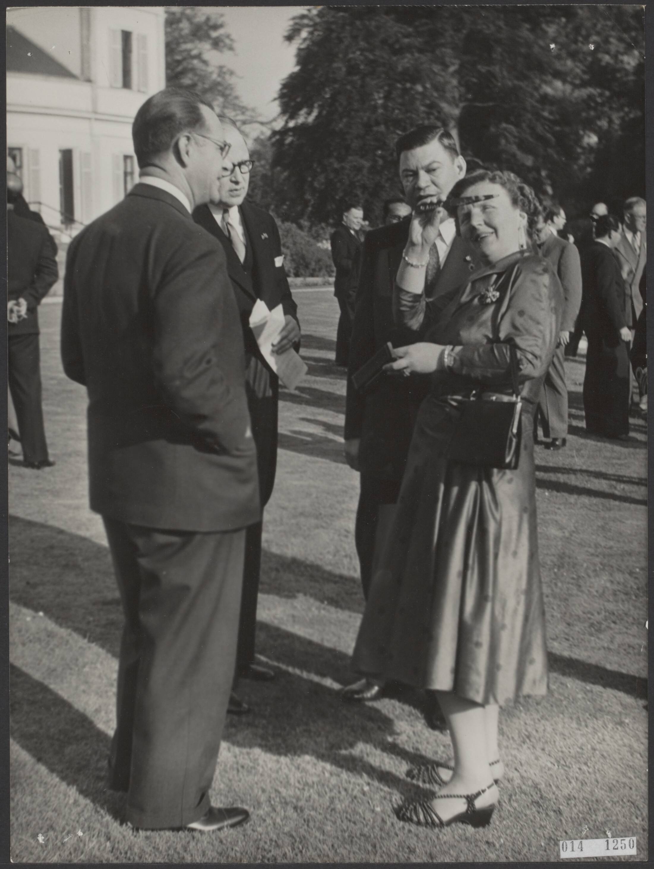 Fotocollectie Elsevier Binnenland — Koningin Juliana heeft op Paleis Soestdijk de delgaties van de R.T.C. over de West ontvangen. De koningin bekijkt tegen de zon een onvangen vouwbeen vervaardigd uit schildpadleer en aangeboden door de heer Yransquin (Antillen),staand naast koningin Juliana . Links minister ir. L.A.H. Peters — Foto: Fotograaf Onbekend / Anefo. Licentie: Set B: Rechtenvrij / Publiek Domein. Bron: Nationaal Archief. http://hdl.handle.net/10648/adb33476-d0b4-102d-bcf8-003048976d84