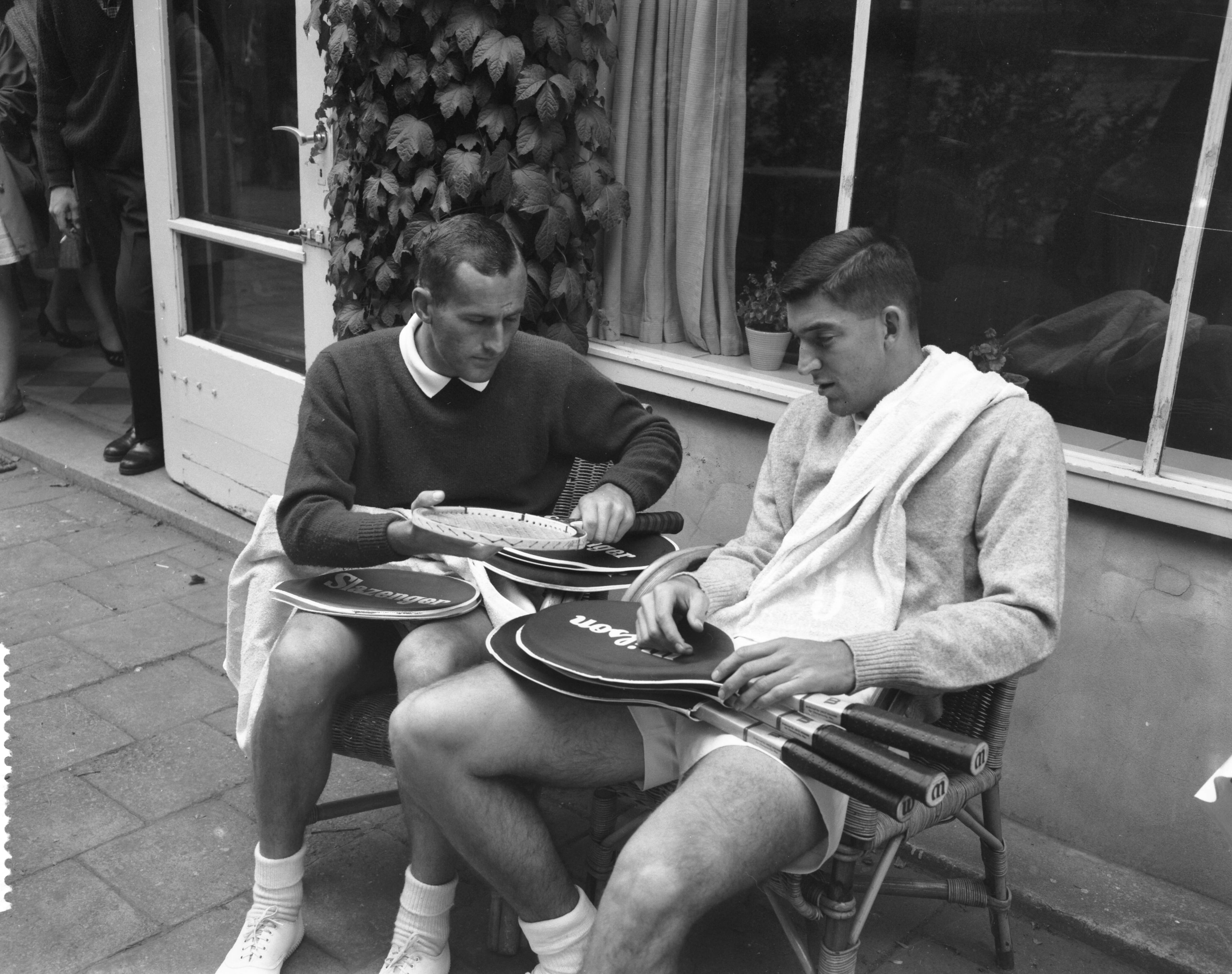 Fotocollectie Anefo — Wimbledondag in Scheveningen, links Fraser, rechts Mackay — Foto: Behrens, Herbert F. / Anefo. Licentie: Set B: Rechtenvrij / Publiek Domein. Bron: Nationaal Archief. http://hdl.handle.net/10648/a9b34258-d0b4-102d-bcf8-003048976d84