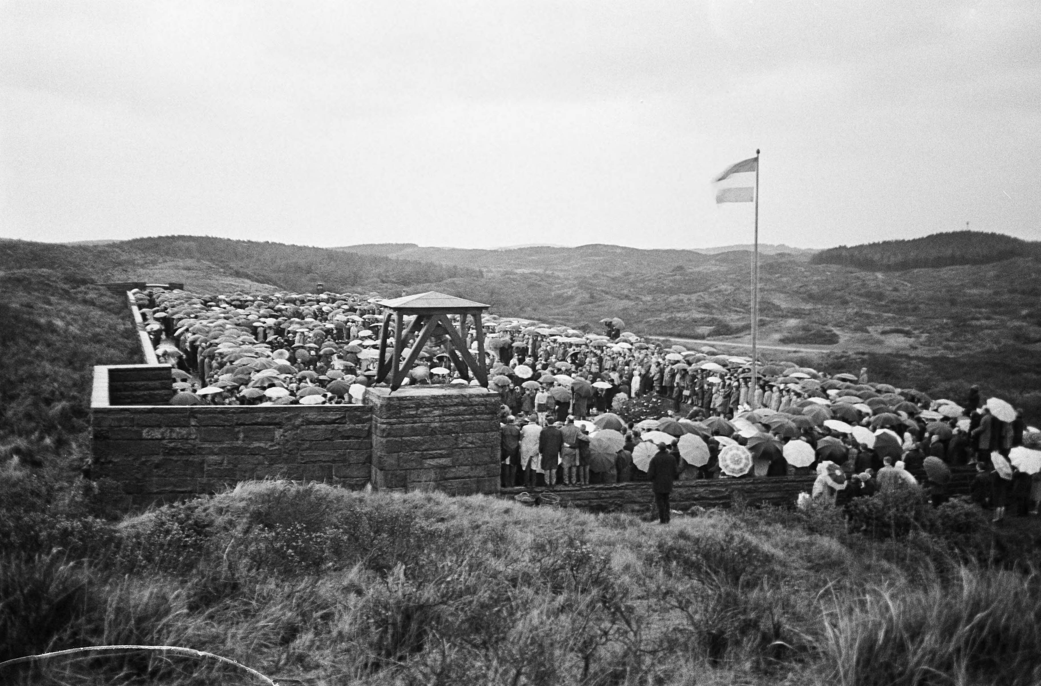 Fotocollectie Anefo — Dodenherdenking erebegraafplaats te Overveen, overzicht — Foto: Koch, Eric / Anefo. Licentie: Set B: Rechtenvrij / Publiek Domein. Bron: Nationaal Archief. http://hdl.handle.net/10648/aaa4f954-d0b4-102d-bcf8-003048976d84