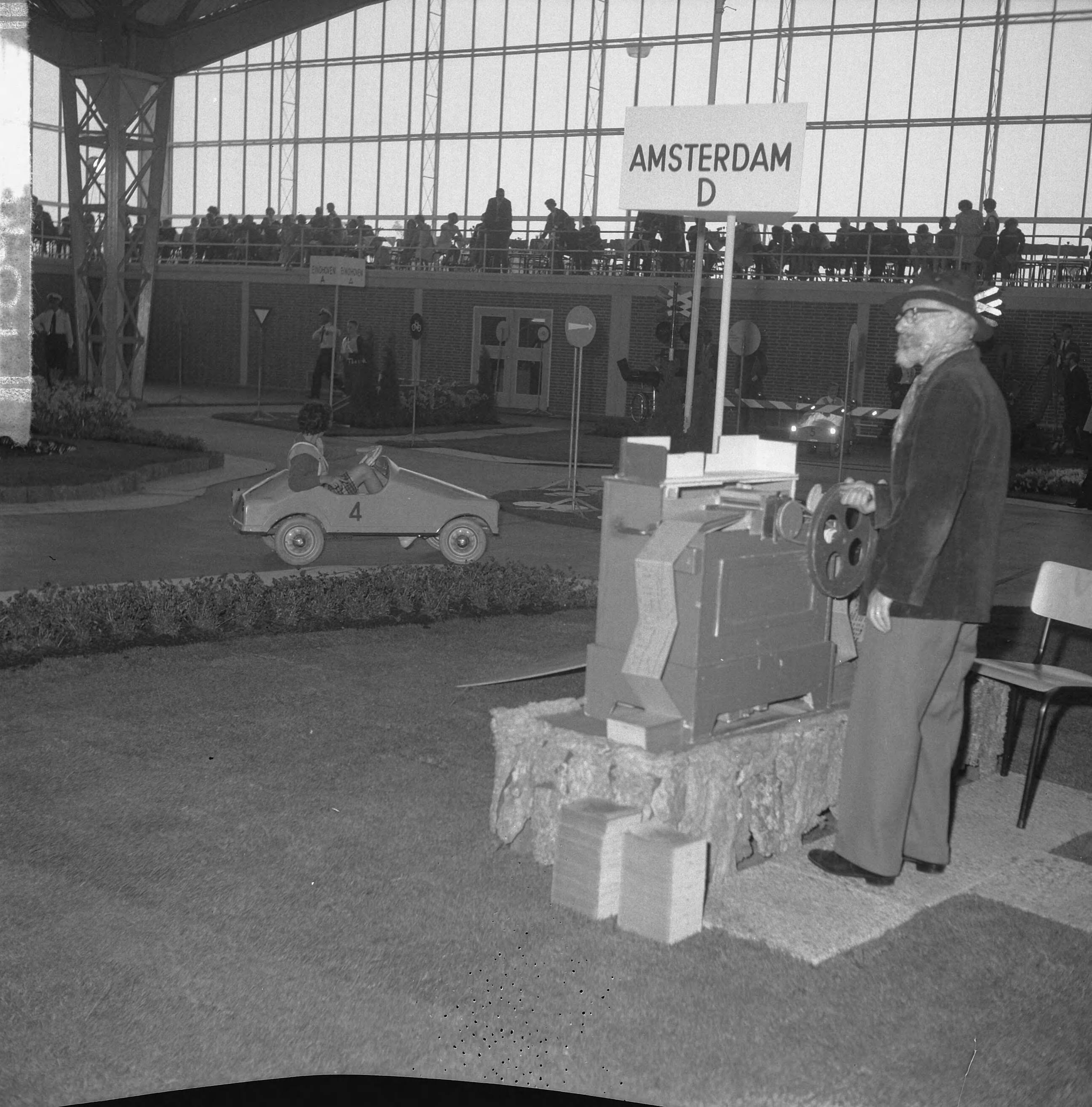 Fotocollectie Anefo — Internationale verkeerscompetitie in Expohal te Hilversum, een draaiorgel met een orgelman — Foto: Gelderen, Hugo van / Anefo. Licentie: Set B: Rechtenvrij / Publiek Domein. Bron: Nationaal Archief. http://hdl.handle.net/10648/aa6a3148-d0b4-102d-bcf8-003048976d84
