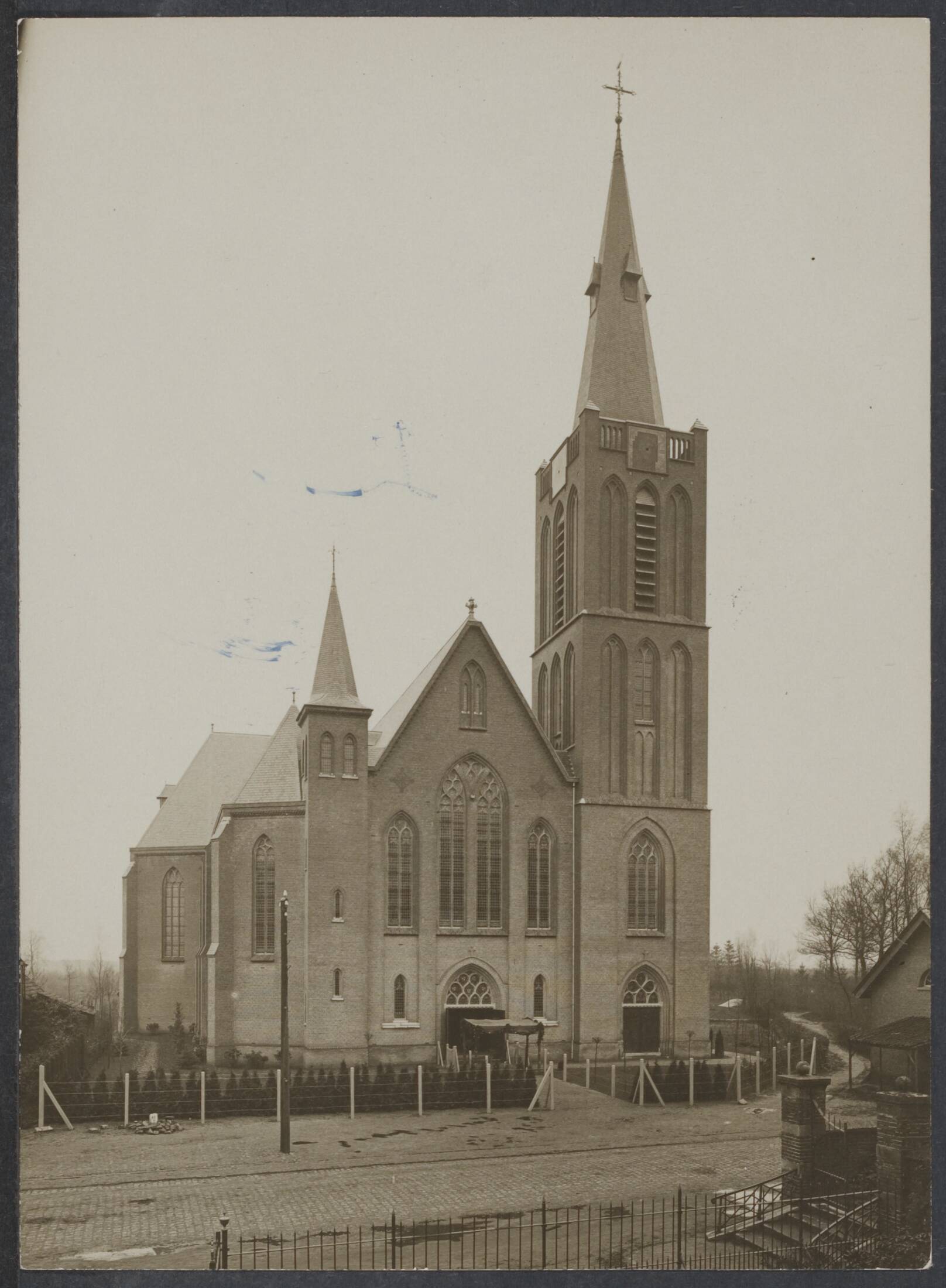 Rijsbergen — St. Bavo. Oude kerk te Rijsbergen — Foto: N.V. Vereenigde Fotobureaux. Licentie: Set B: Rechtenvrij / Publiek Domein. Bron: Nationaal Archief. http://hdl.handle.net/10648/f46e270d-9625-b200-6b2a-5c2221039f1d