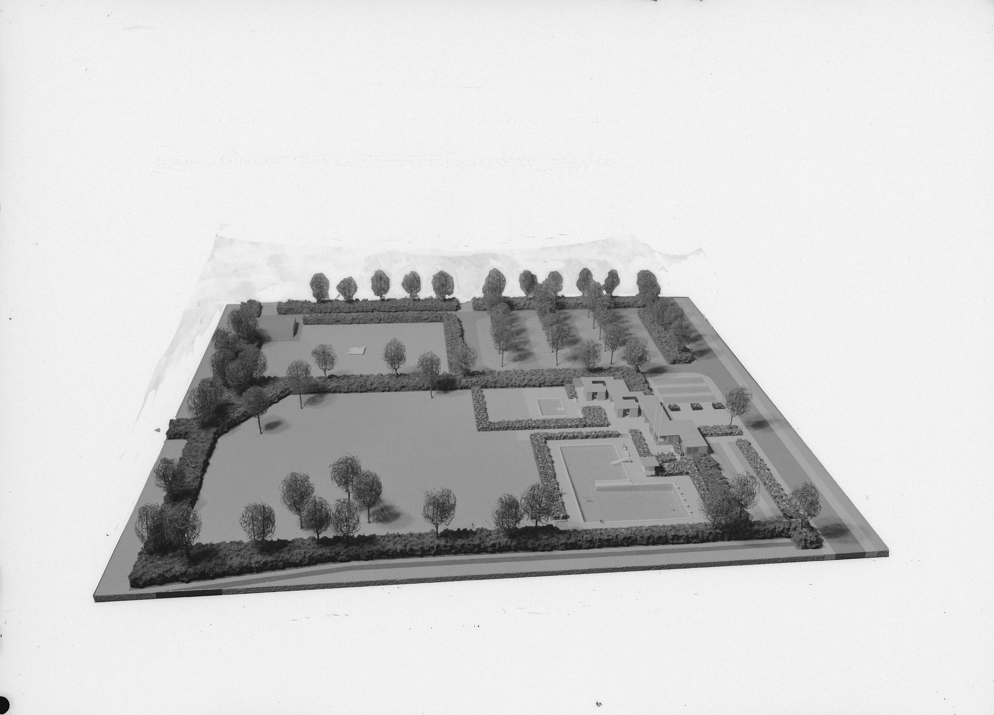 Fotocollectie Nederlandse Heidemaatschappij — Maquette zwembad Ten Boer — Foto: Wüllschleger, [...] / Heidemij. Licentie: Set B: Rechtenvrij / Publiek Domein. Bron: Nationaal Archief. http://hdl.handle.net/10648/ae7b0460-d0b4-102d-bcf8-003048976d84