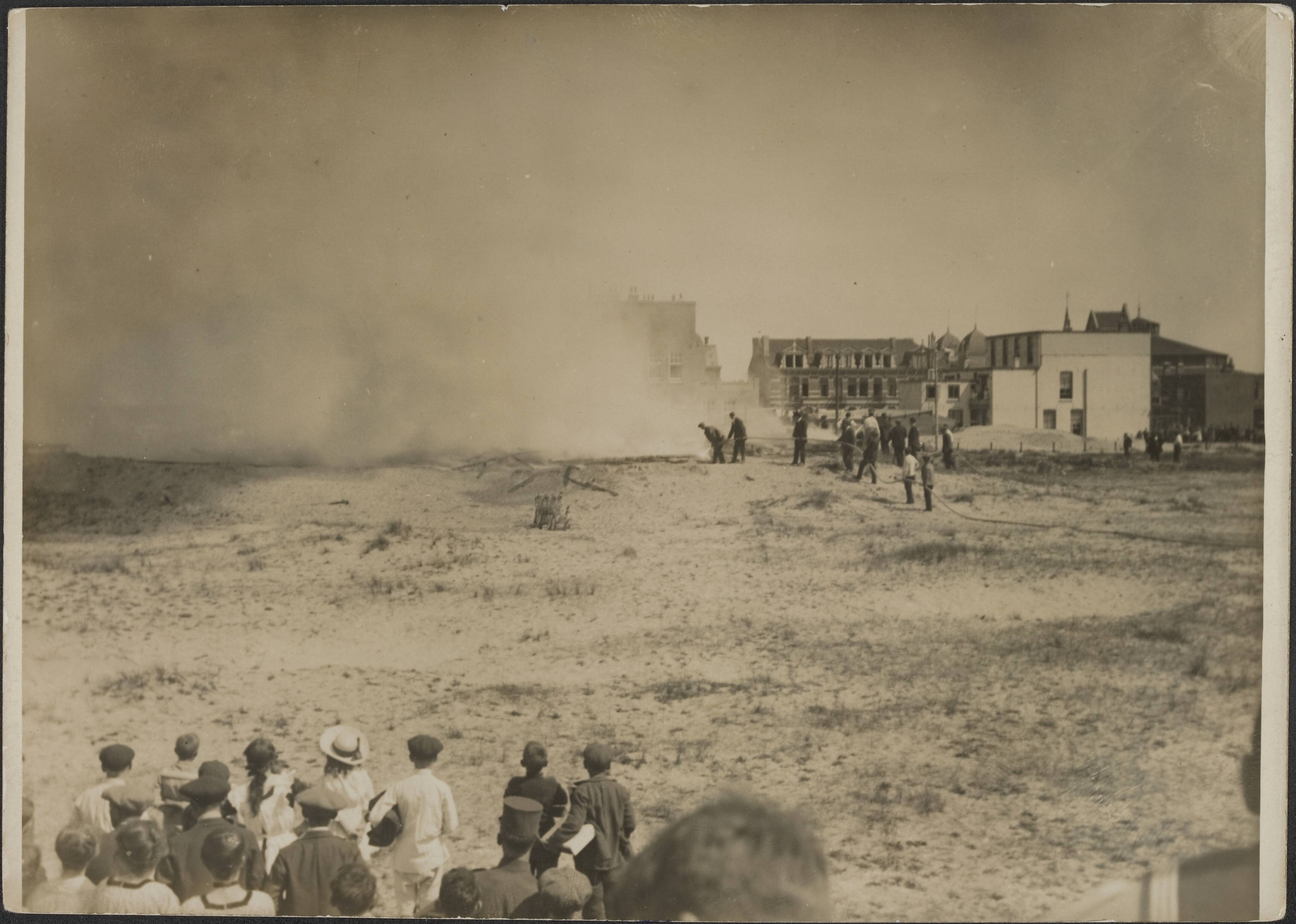 Fotocollectie Eerste Wereldoorlog — Brand Café Germania te Zandvoort. — Foto: N.V. Vereenigde Fotobureaux. Licentie: Set B: Rechtenvrij / Publiek Domein. Bron: Nationaal Archief. http://hdl.handle.net/10648/af97f024-d0b4-102d-bcf8-003048976d84