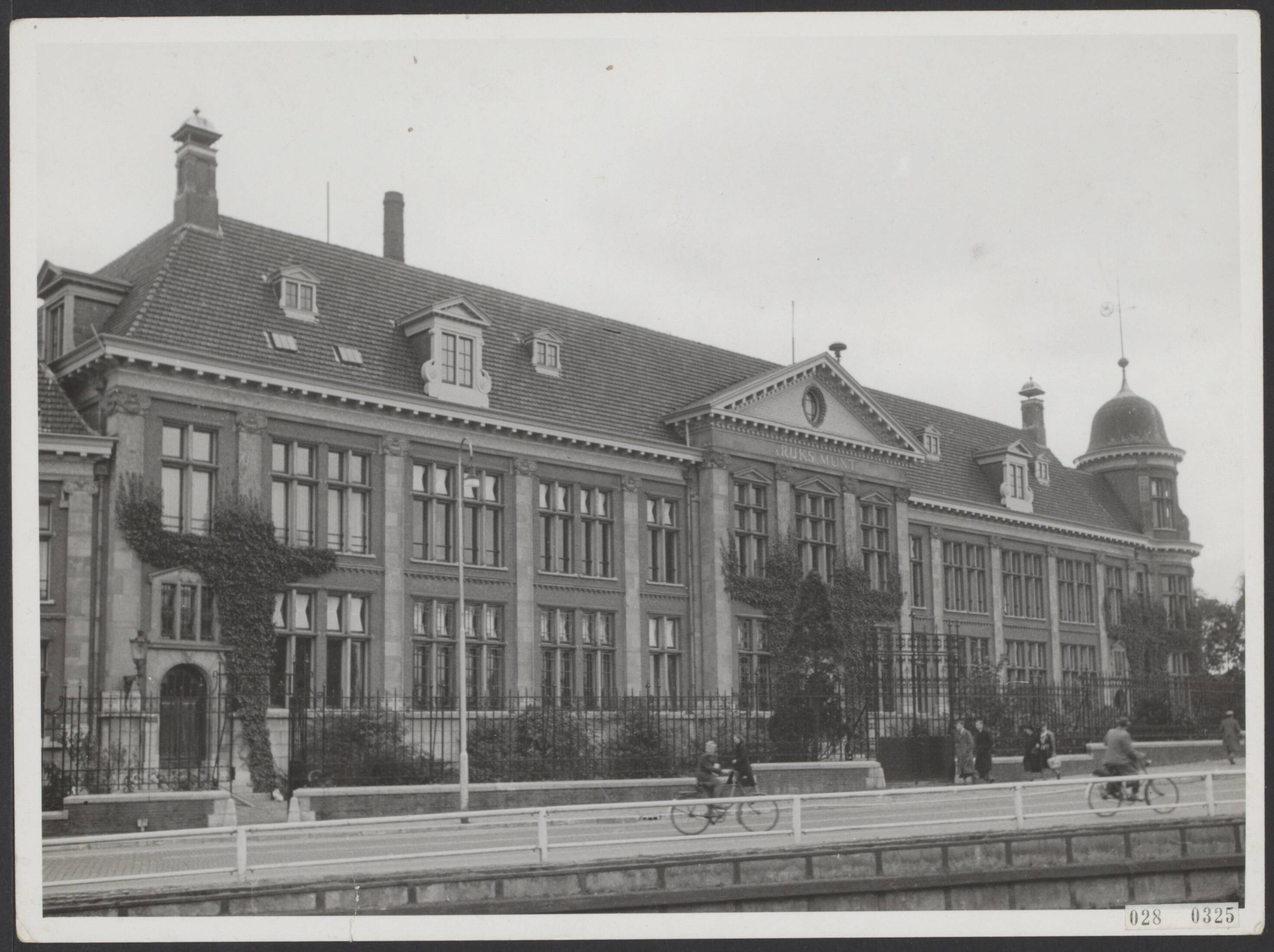 Fotocollectie Elsevier Binnenland — Gebouw van de Rijksmunt te Utrecht — Foto: Stapf Bilderdienst. Licentie: Set B: Rechtenvrij / Publiek Domein. Bron: Nationaal Archief. http://hdl.handle.net/10648/addd7768-d0b4-102d-bcf8-003048976d84