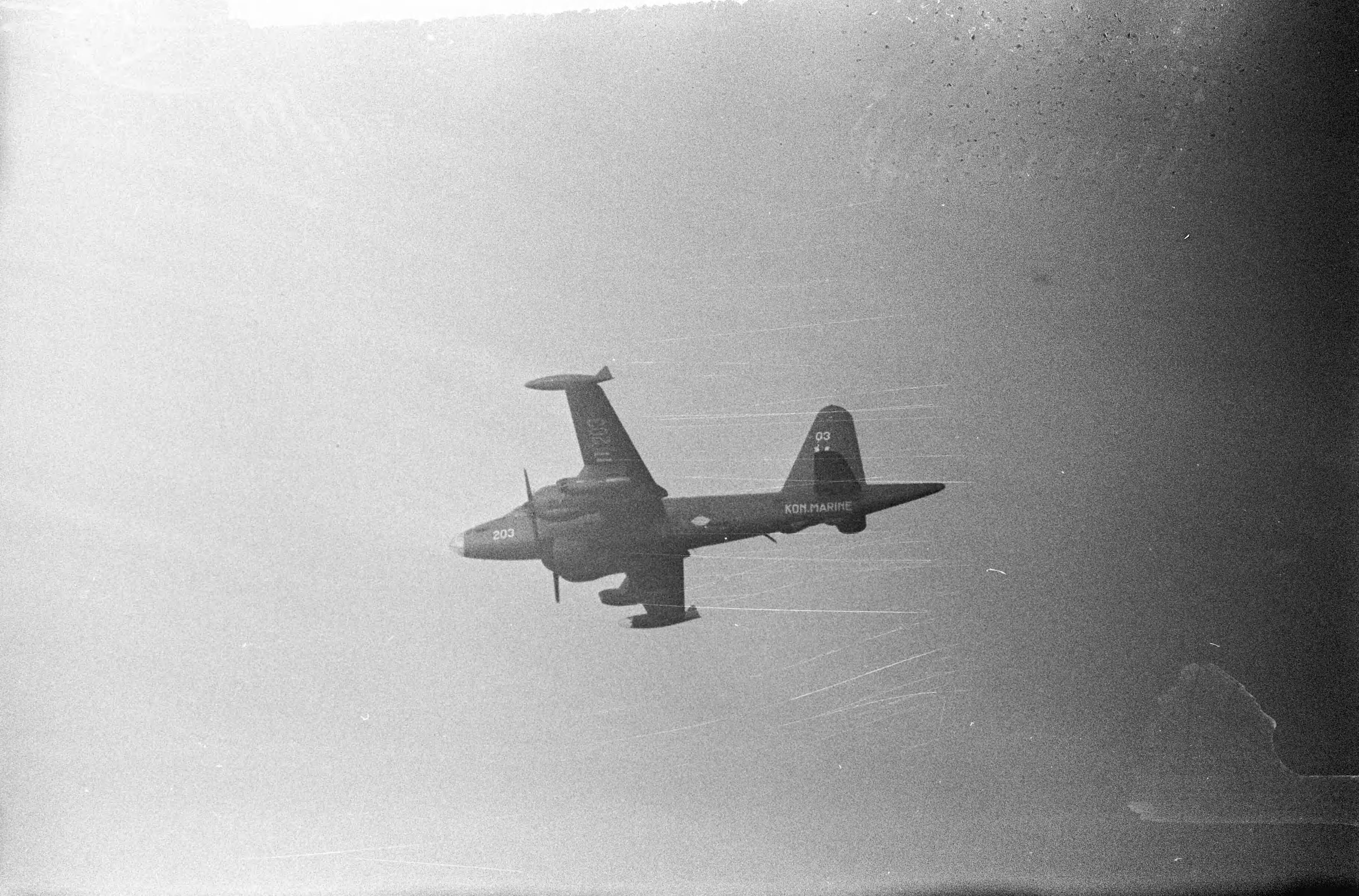 Fotocollectie Anefo — Joy flight 2 doden, de bergingswerkzaamheden bij Katwijk, een Neptune van de MLD speurt de zee af — Foto: Koch, Eric / Anefo. Licentie: Set B: Rechtenvrij / Publiek Domein. Bron: Nationaal Archief. http://hdl.handle.net/10648/aa8f7598-d0b4-102d-bcf8-003048976d84