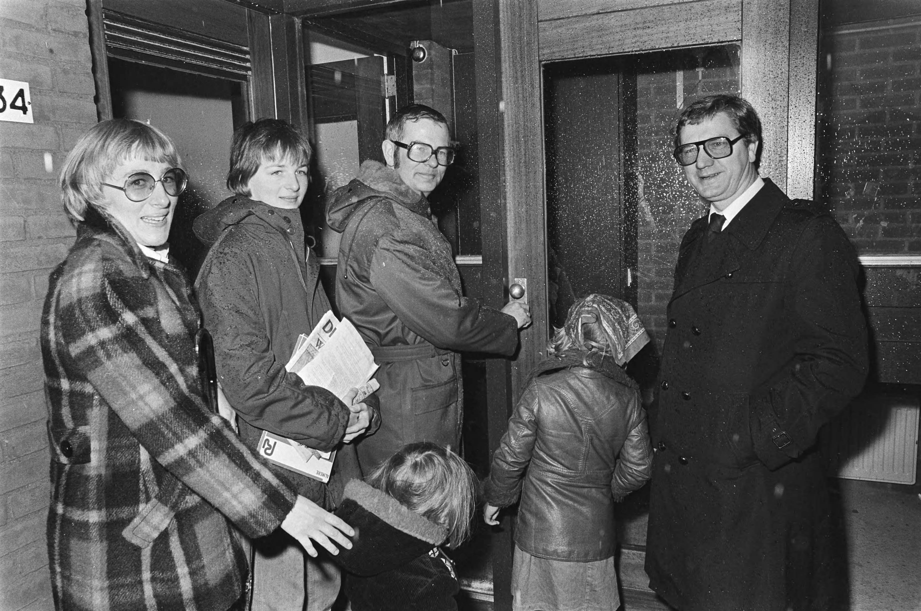 Fotocollectie Anefo — Minister Westerterp opent eerste buslijn naar Almere, reikt sleutels uit aan eerste bewoners en opent plaatselijk cafe; Westerterp en familie Bresser bij hun — Foto: Peters, Hans / Anefo. Licentie: Set B: Rechtenvrij / Publiek Domein. Bron: Nationaal Archief. http://hdl.handle.net/10648/ac910aa0-d0b4-102d-bcf8-003048976d84