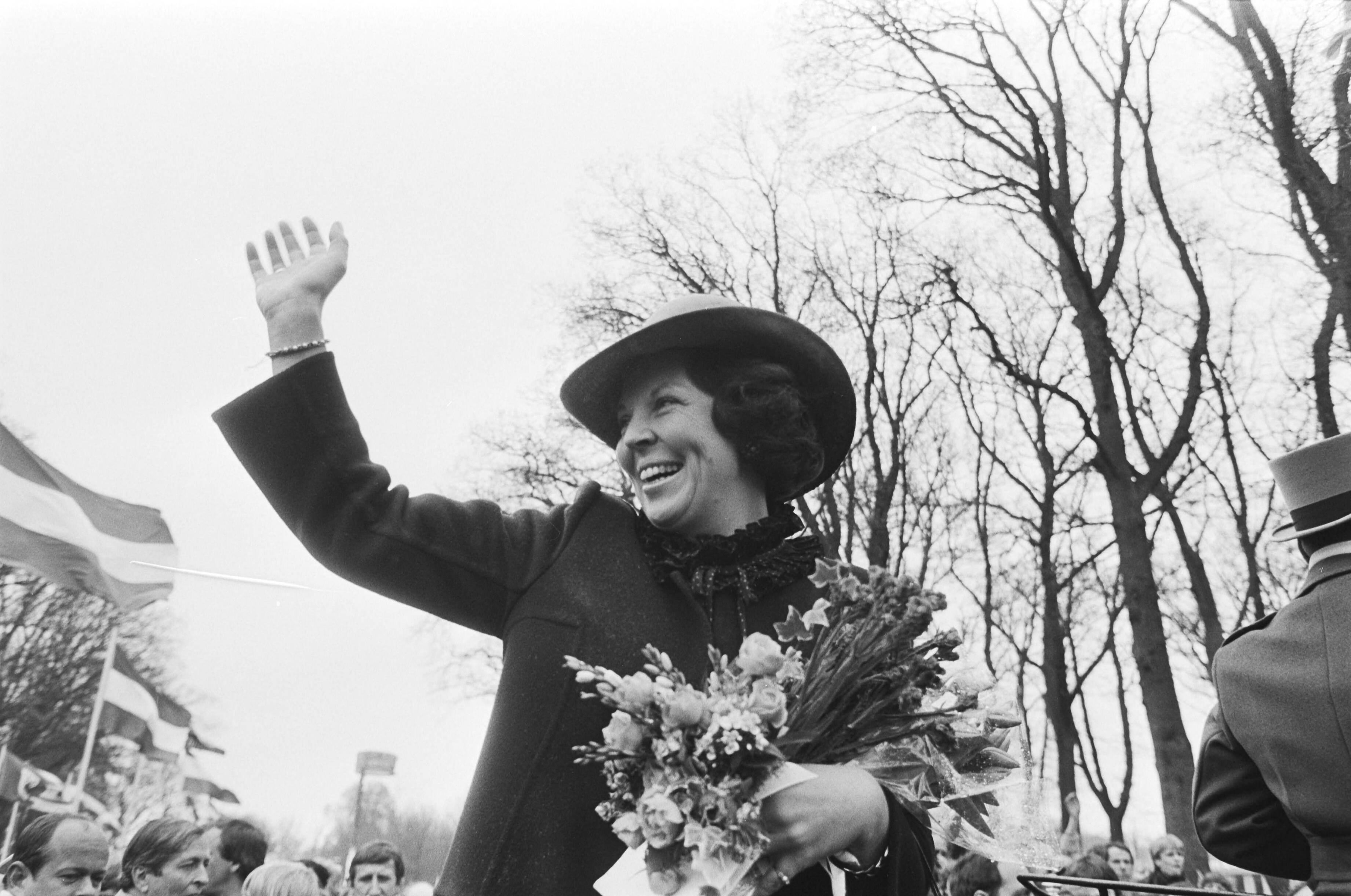 Fotocollectie Anefo — Koninginnedag, koninklijke familie in Zuidlaren. Beatrix zwaaiend vanuit koets (nummer 16 met Claus) — Foto: Bogaerts, Rob / Anefo. Licentie: Set B: Rechtenvrij / Publiek Domein. Bron: Nationaal Archief. http://hdl.handle.net/10648/ad166448-d0b4-102d-bcf8-003048976d84