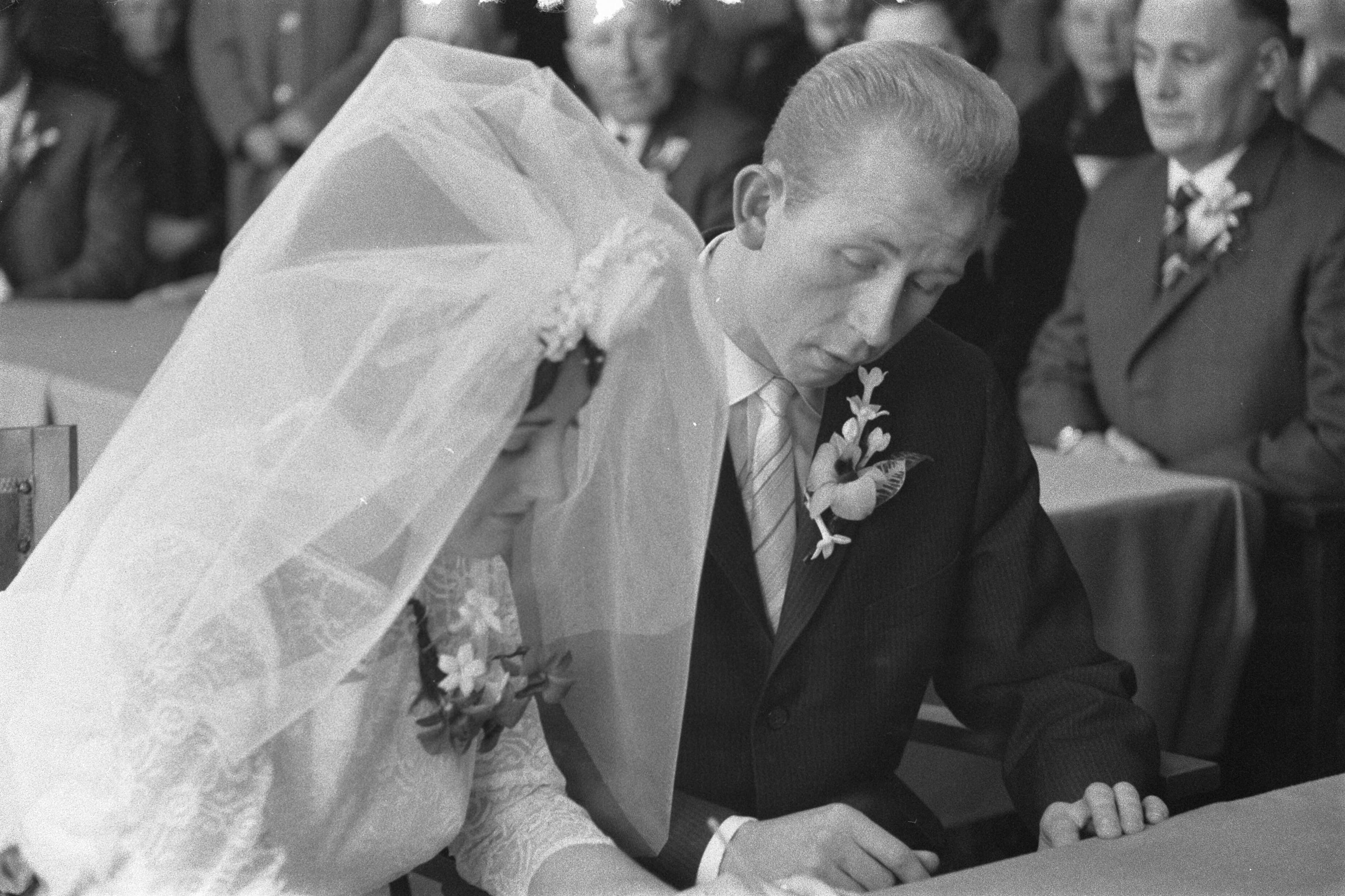 Fotocollectie Anefo — Huwelijk van Henk Groot , speler van Ajax, met Elly Kaayk in Koog aan de Zaan , het echtpaar in de trouwzaal — Foto: Pot, Harry / Anefo. Licentie: Set B: Rechtenvrij / Publiek Domein. Bron: Nationaal Archief. http://hdl.handle.net/10648/a9c13cd2-d0b4-102d-bcf8-003048976d84