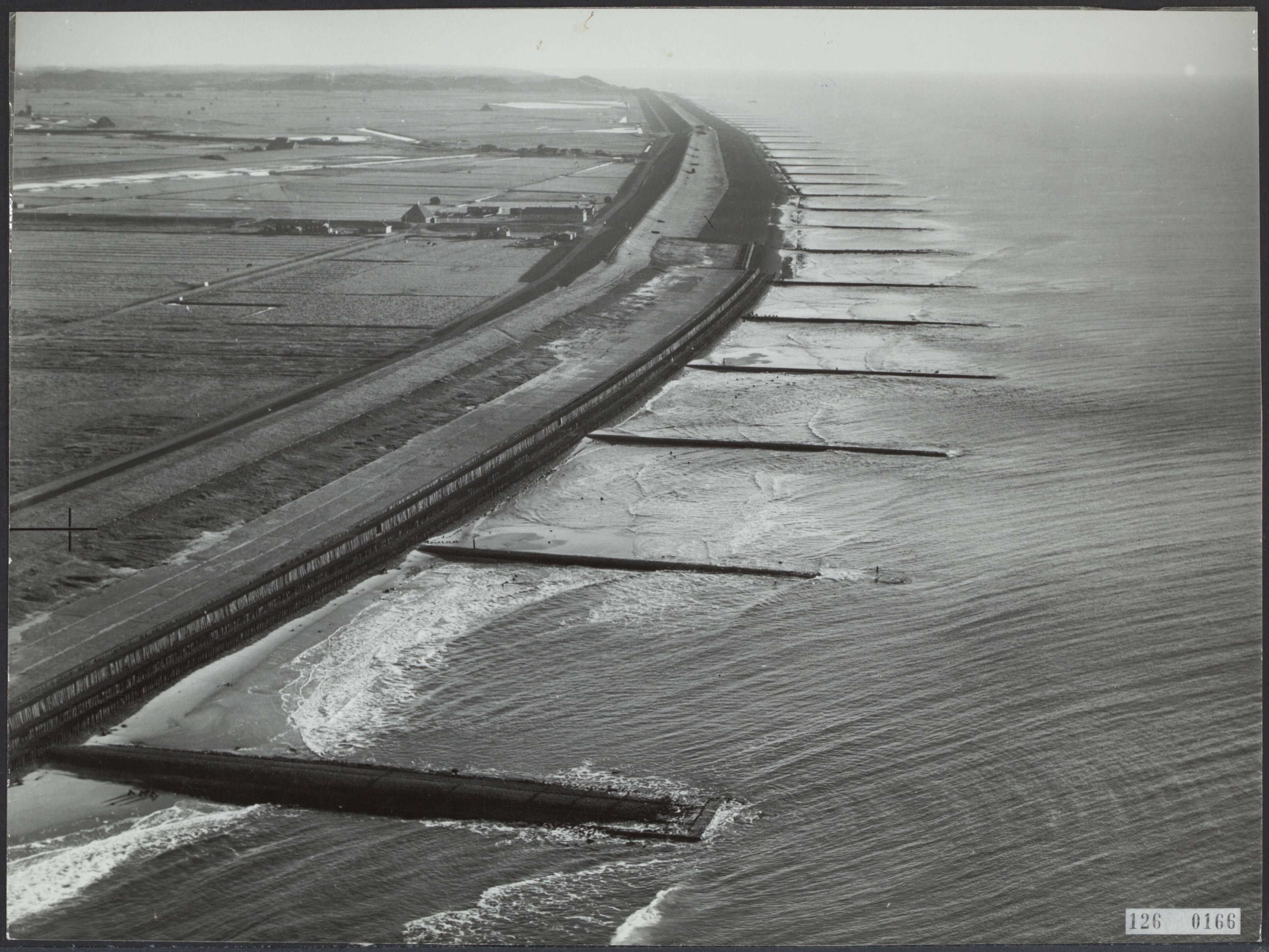 Zeeweringen — Luchtopname. Hondsbossche Zweewering — Foto: Aerophoto "Nederland" / Rechtenvrij. Licentie: Set B: Rechtenvrij / Publiek Domein. Bron: Nationaal Archief. http://hdl.handle.net/10648/af3c570a-d0b4-102d-bcf8-003048976d84
