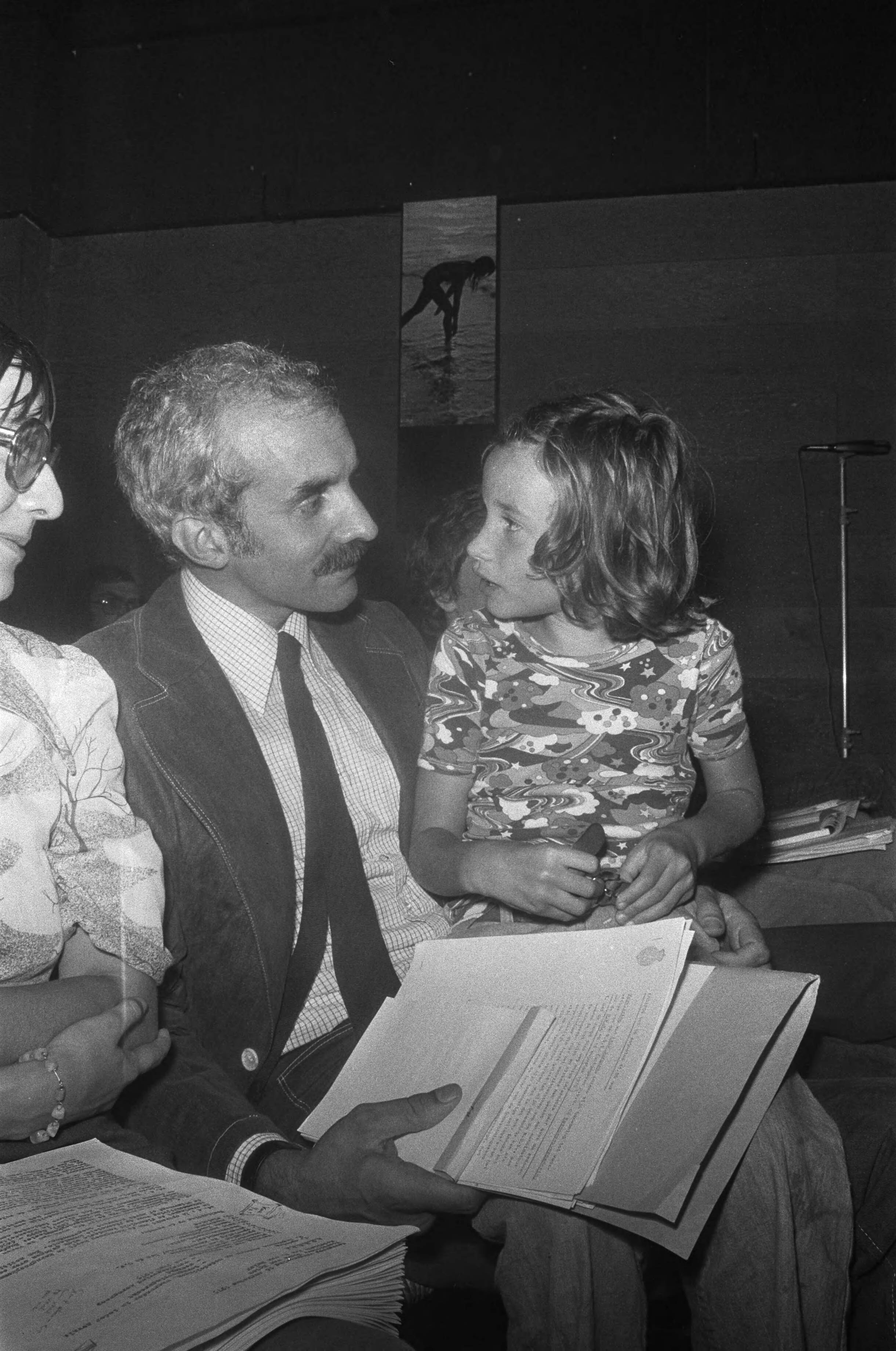 De PPR-partijraad in Utrecht — mr. Jurgens met zijn dochter — Foto: Peters, Hans / Anefo. Licentie: Set B: Rechtenvrij / Publiek Domein. Bron: Nationaal Archief. http://hdl.handle.net/10648/ac6fc50c-d0b4-102d-bcf8-003048976d84