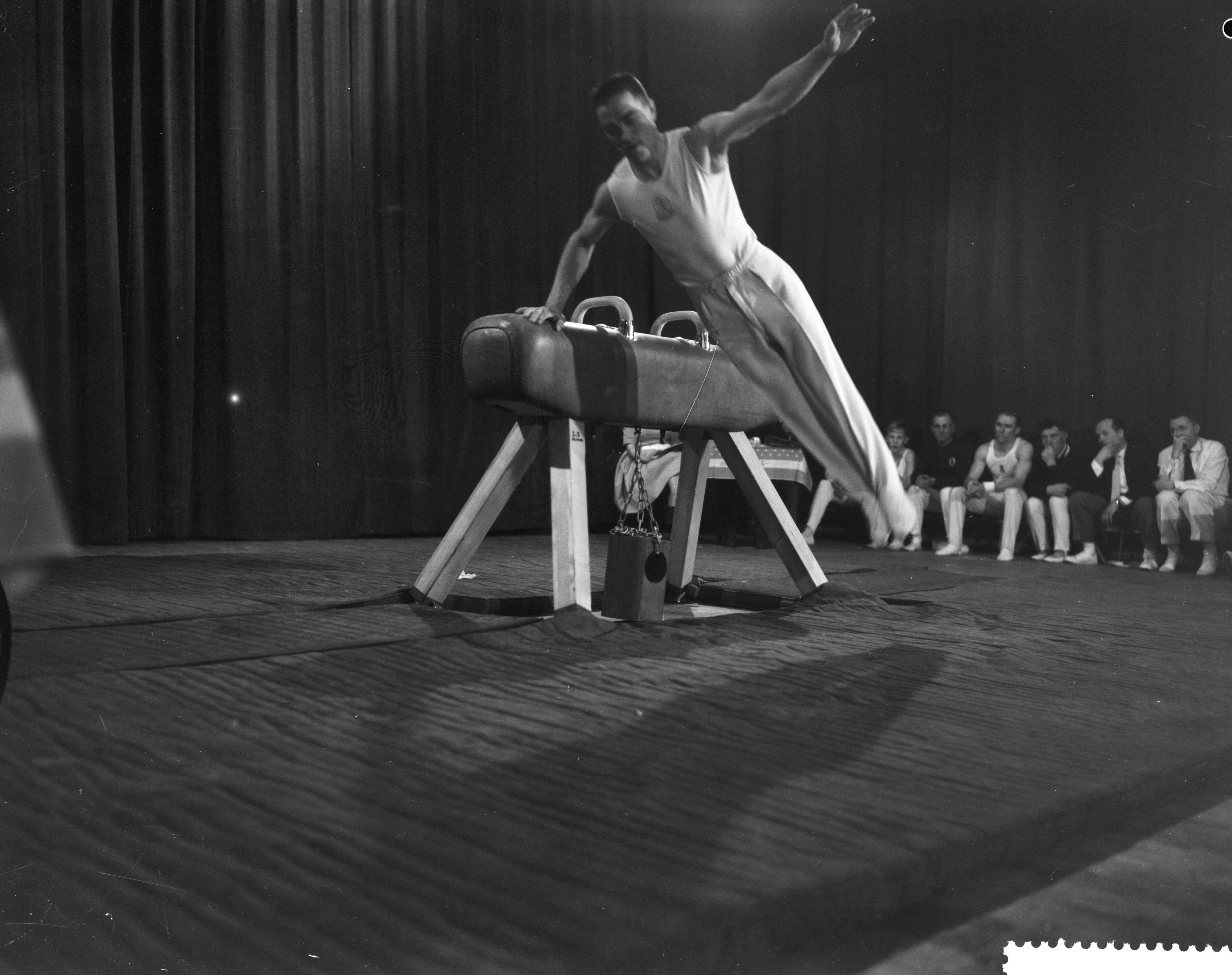 Fotocollectie Anefo — Finale Nederlandse turnkampioenschappen heren te Den Haag. Kampieon Willy Jaegers tijdens zijn paar-voltige oefening — Foto: Behrens, Herbert F. / Anefo. Licentie: Set B: Rechtenvrij / Publiek Domein. Bron: Nationaal Archief. http://hdl.handle.net/10648/a9c24da2-d0b4-102d-bcf8-003048976d84