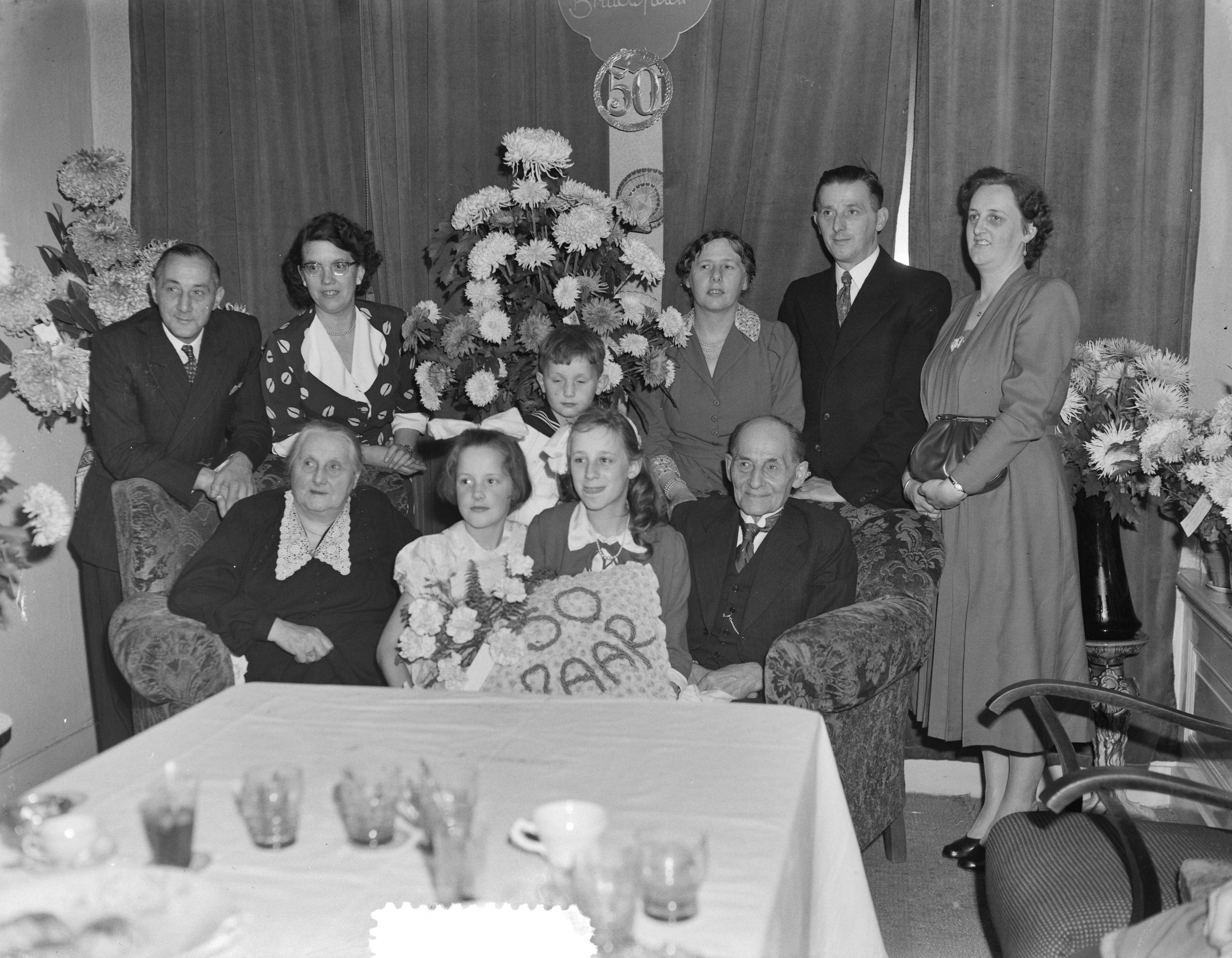Fotocollectie Anefo — Echtpaar De Graaff uit Den Haag vieren 50 jarig huwelijk. Met familie — Foto: Consenheim, Wim / Anefo. Licentie: Set B: Rechtenvrij / Publiek Domein. Bron: Nationaal Archief. http://hdl.handle.net/10648/a901ef4e-d0b4-102d-bcf8-003048976d84