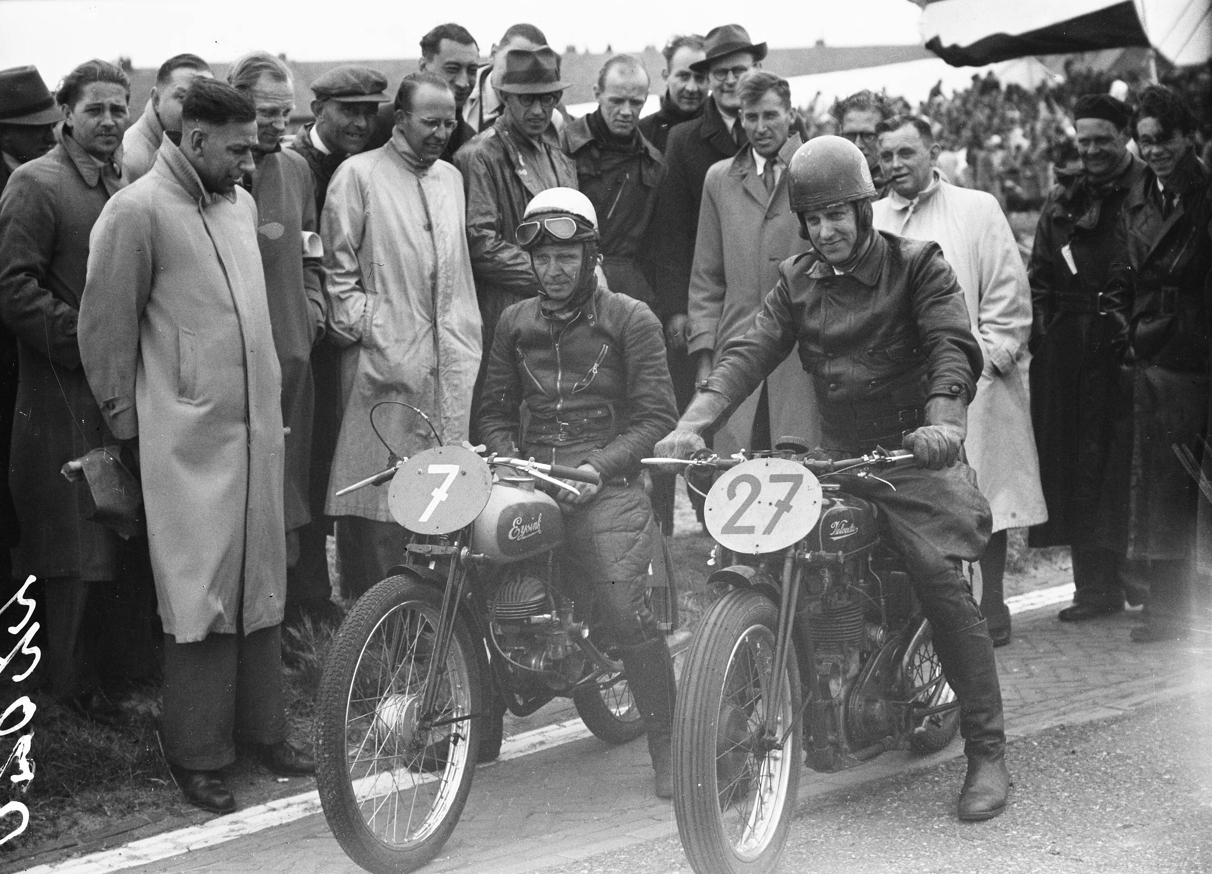 Nationale Motorwedstrijden Zandvoort — Foto: Sagers, Harry / Anefo. — Licentie: Set B: Rechtenvrij / Publiek Domein. Bron: Nationaal Archief. http://hdl.handle.net/10648/a8a9033e-d0b4-102d-bcf8-003048976d84